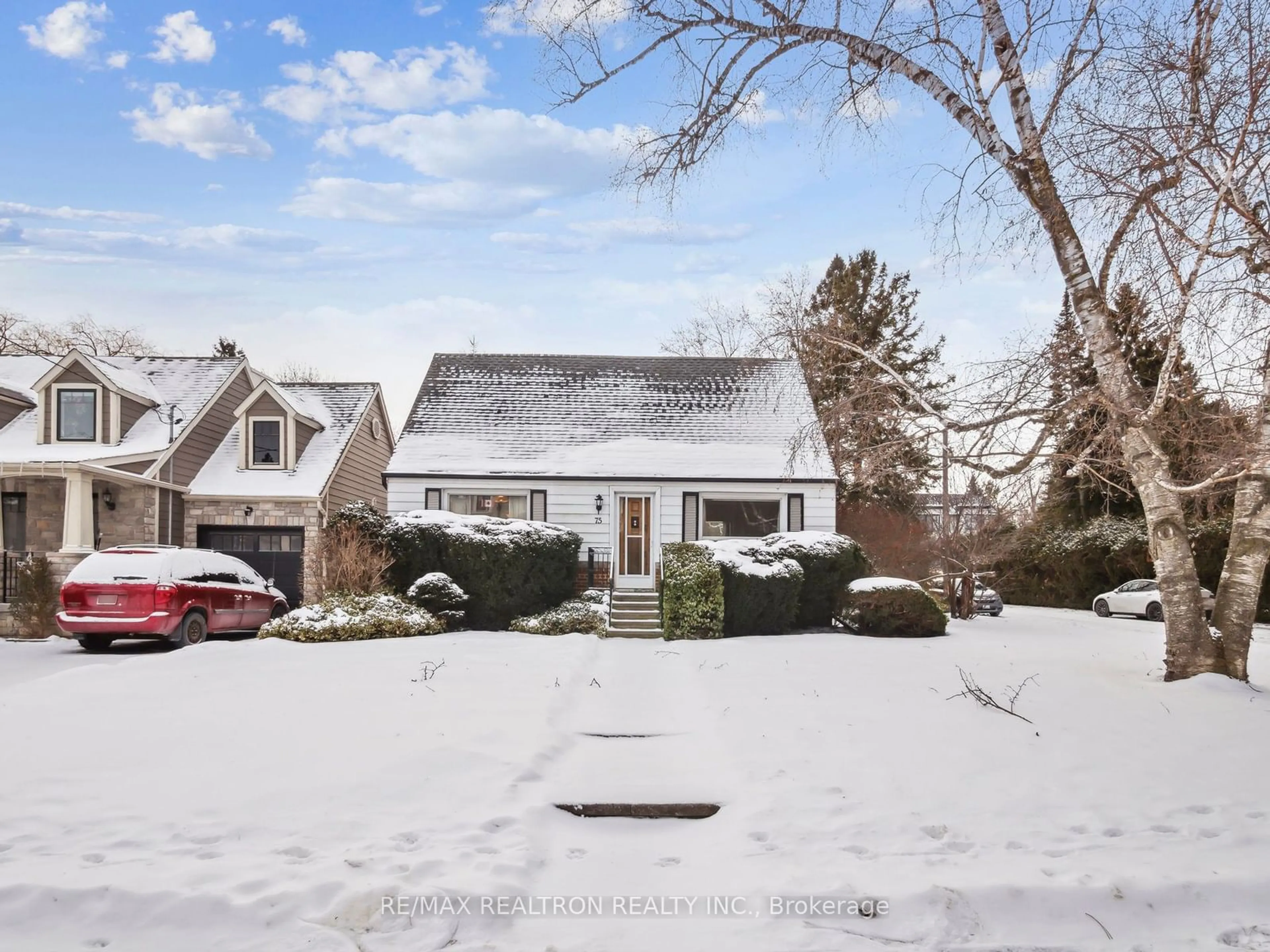 A pic from outside/outdoor area/front of a property/back of a property/a pic from drone, street for 75 Yorkview Dr, Toronto Ontario M2R 1J7