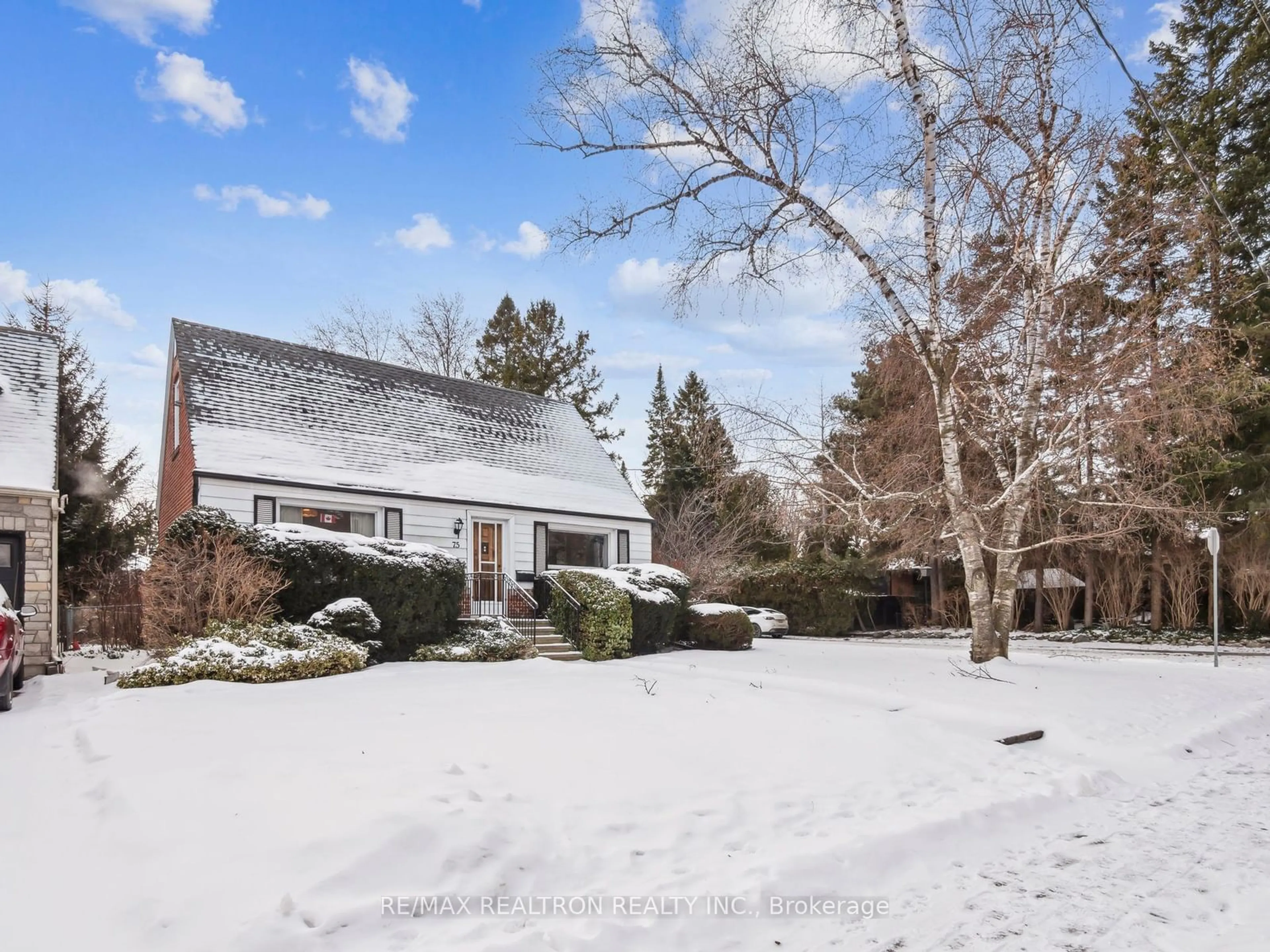 A pic from outside/outdoor area/front of a property/back of a property/a pic from drone, street for 75 Yorkview Dr, Toronto Ontario M2R 1J7