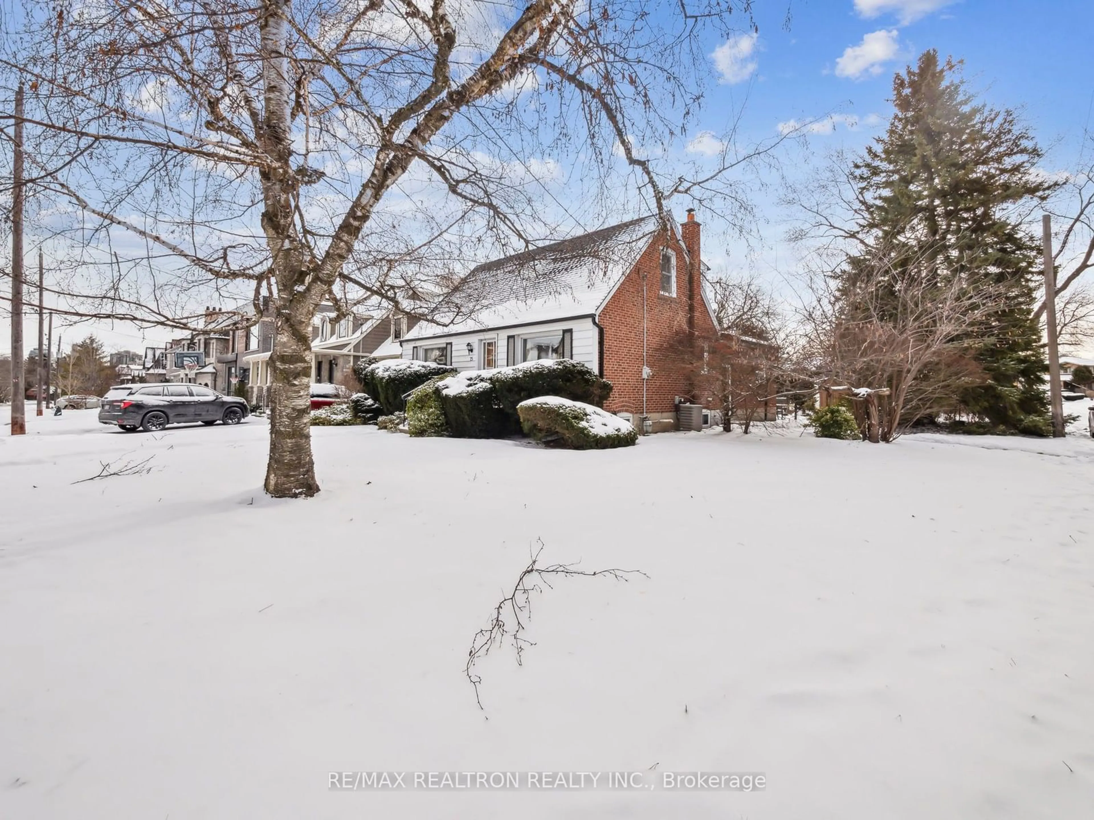 A pic from outside/outdoor area/front of a property/back of a property/a pic from drone, street for 75 Yorkview Dr, Toronto Ontario M2R 1J7