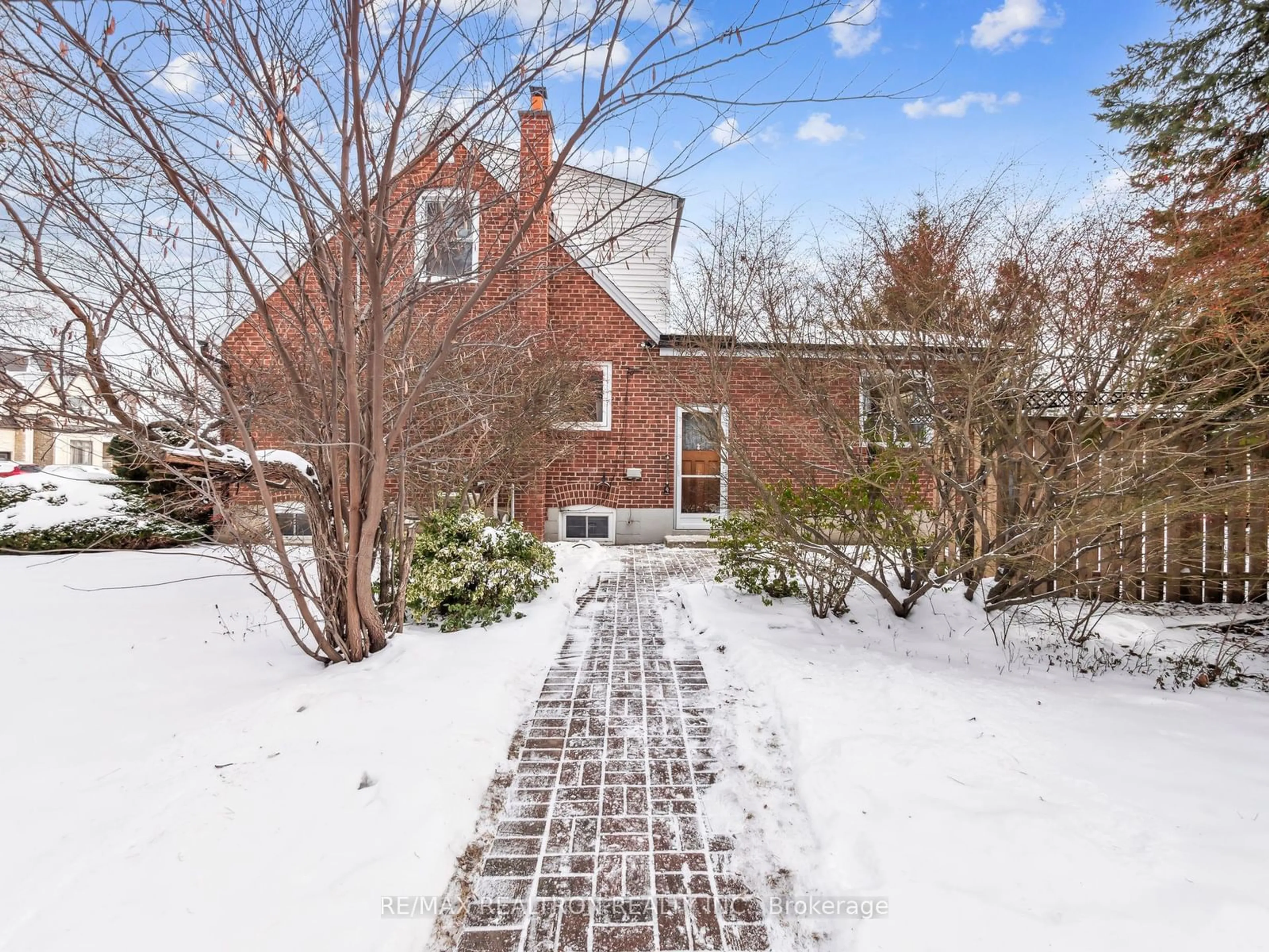 A pic from outside/outdoor area/front of a property/back of a property/a pic from drone, street for 75 Yorkview Dr, Toronto Ontario M2R 1J7