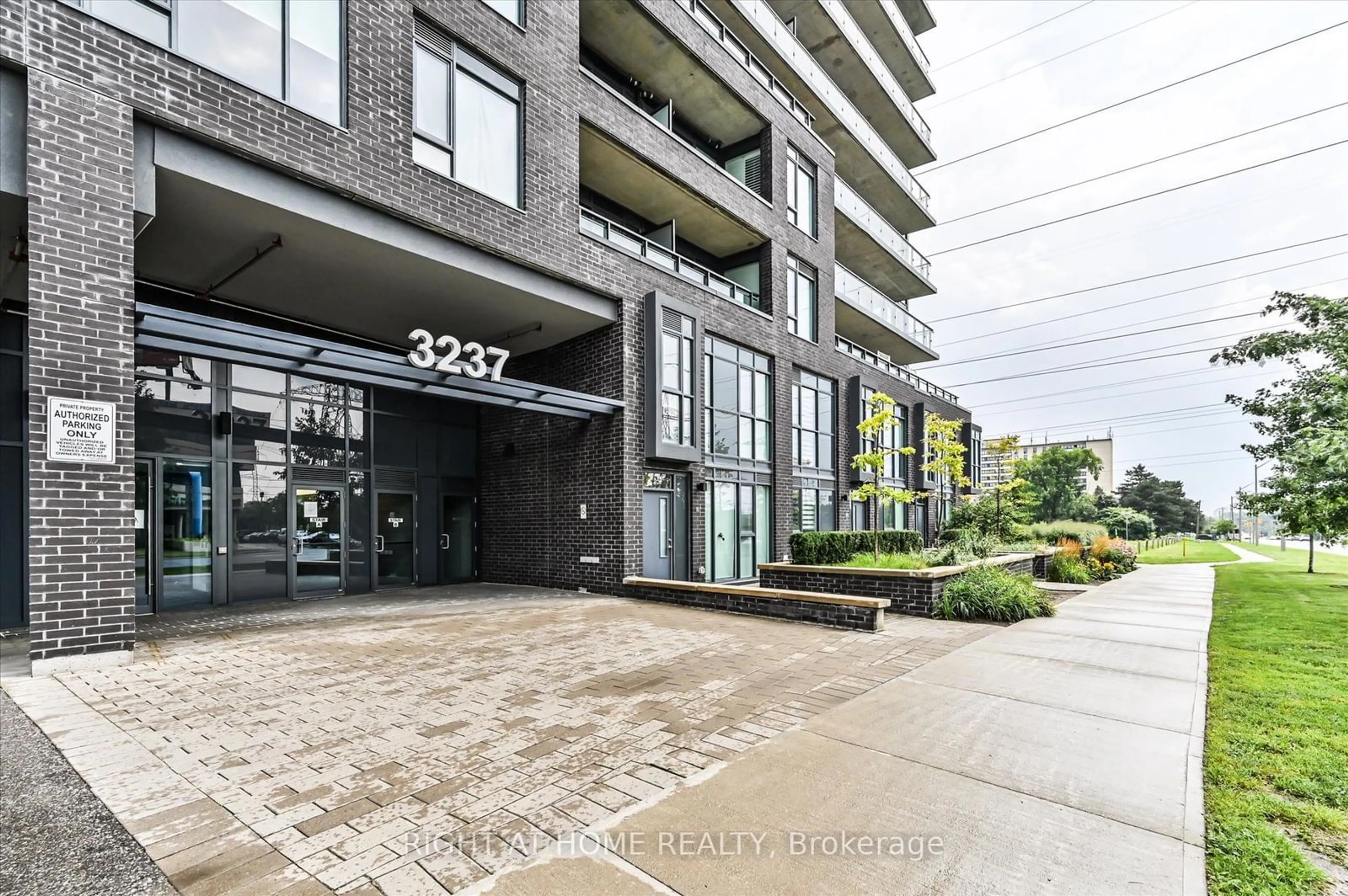 Indoor foyer for 3237 Bayview Ave #312, Toronto Ontario M2K 0G1