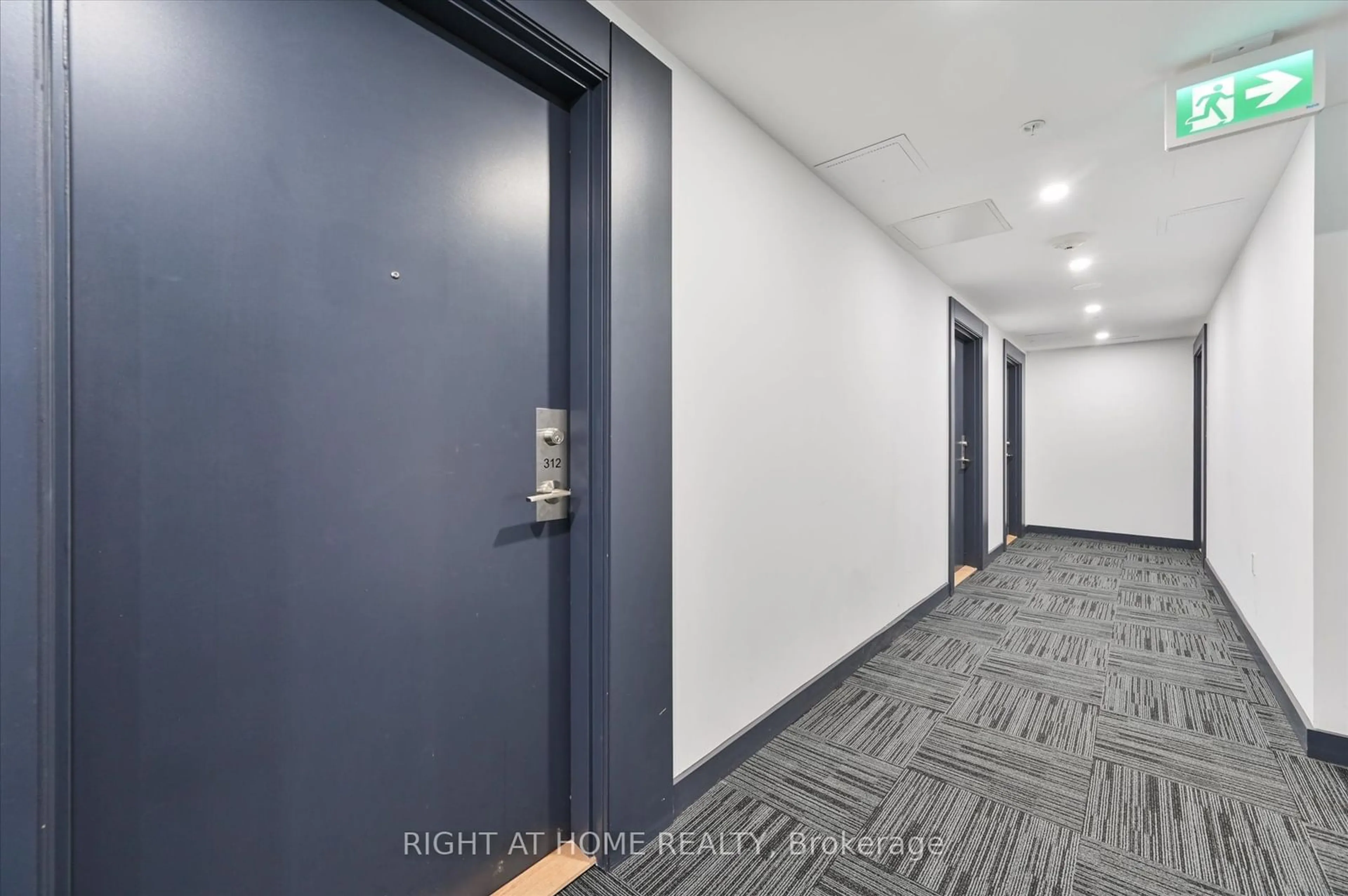 Indoor foyer for 3237 Bayview Ave #312, Toronto Ontario M2K 0G1