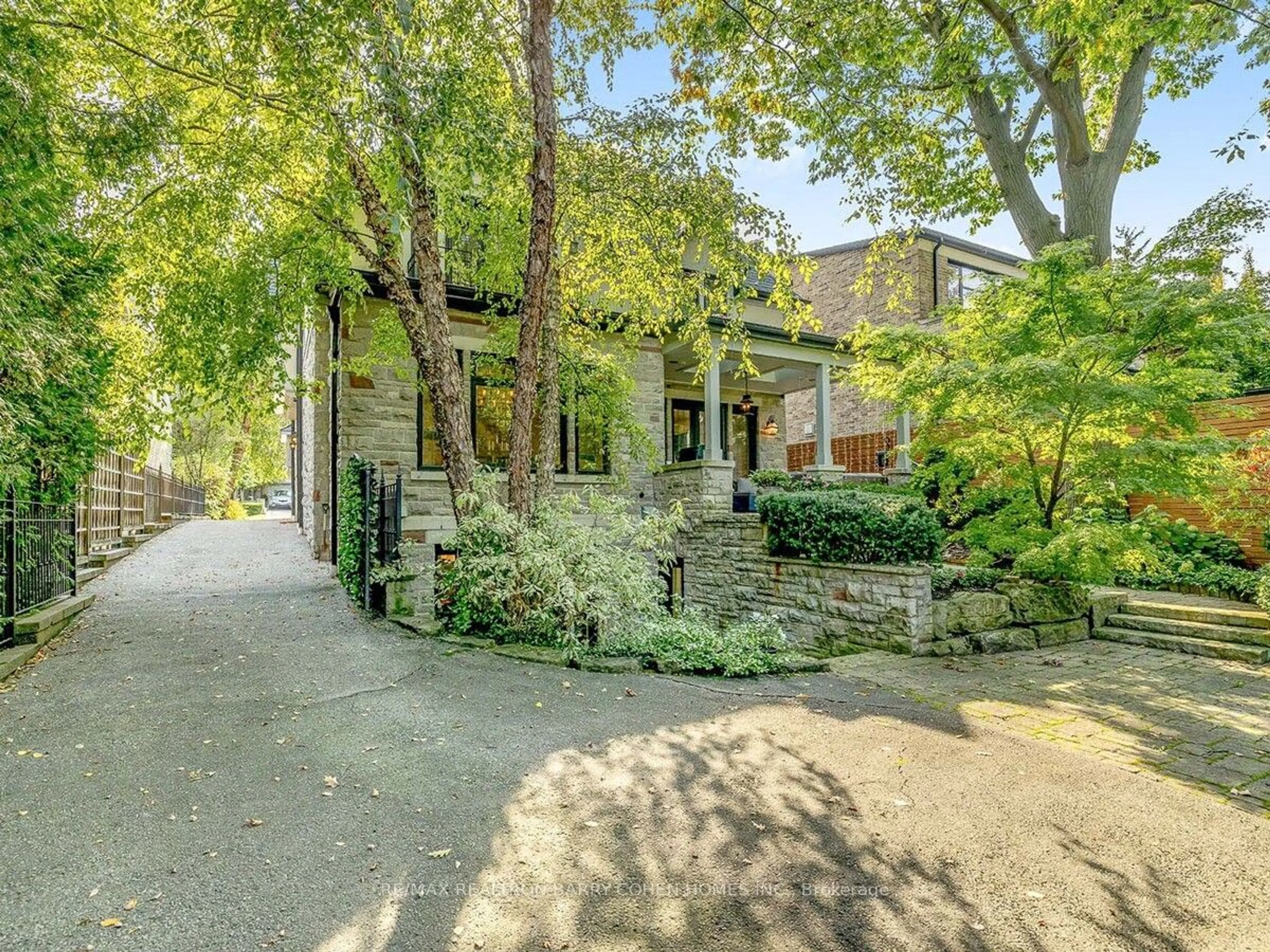 A pic from outside/outdoor area/front of a property/back of a property/a pic from drone, street for 128 Rochester Ave, Toronto Ontario M4N 1P1