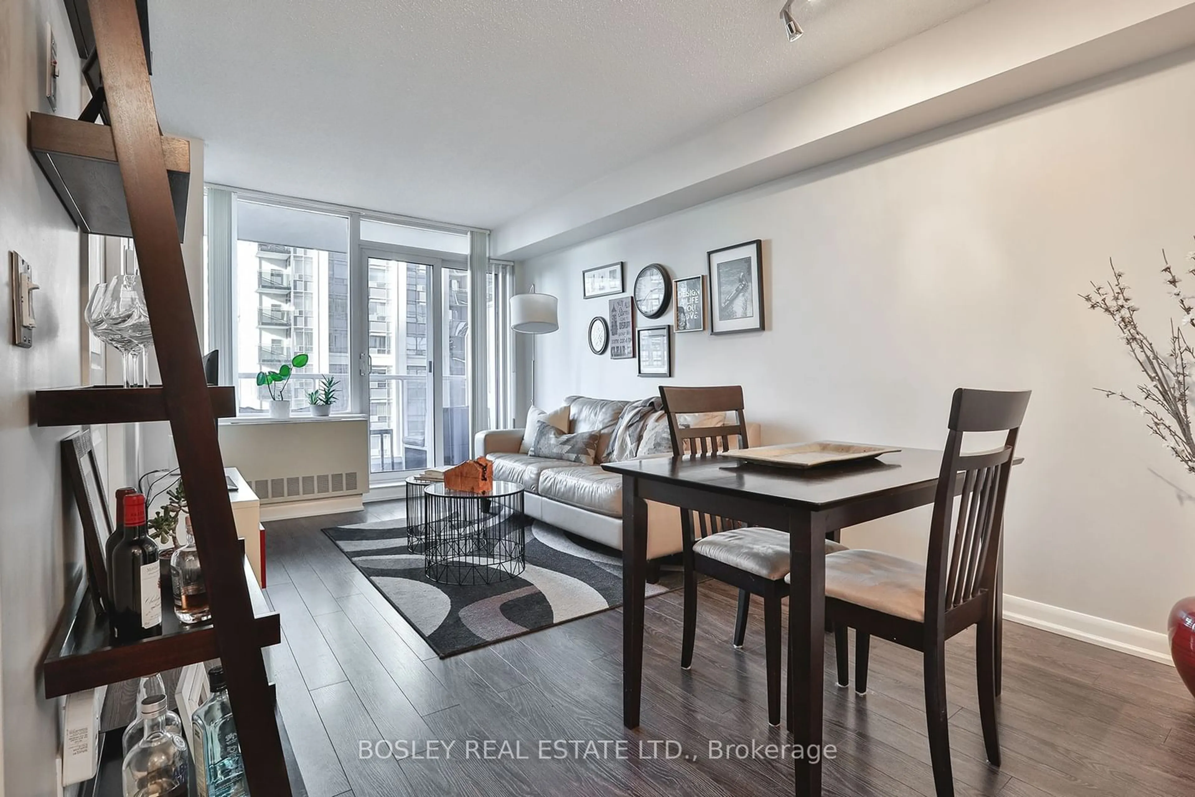 Living room with furniture, wood/laminate floor for 4978 Yonge St #1705, Toronto Ontario M2N 7G8