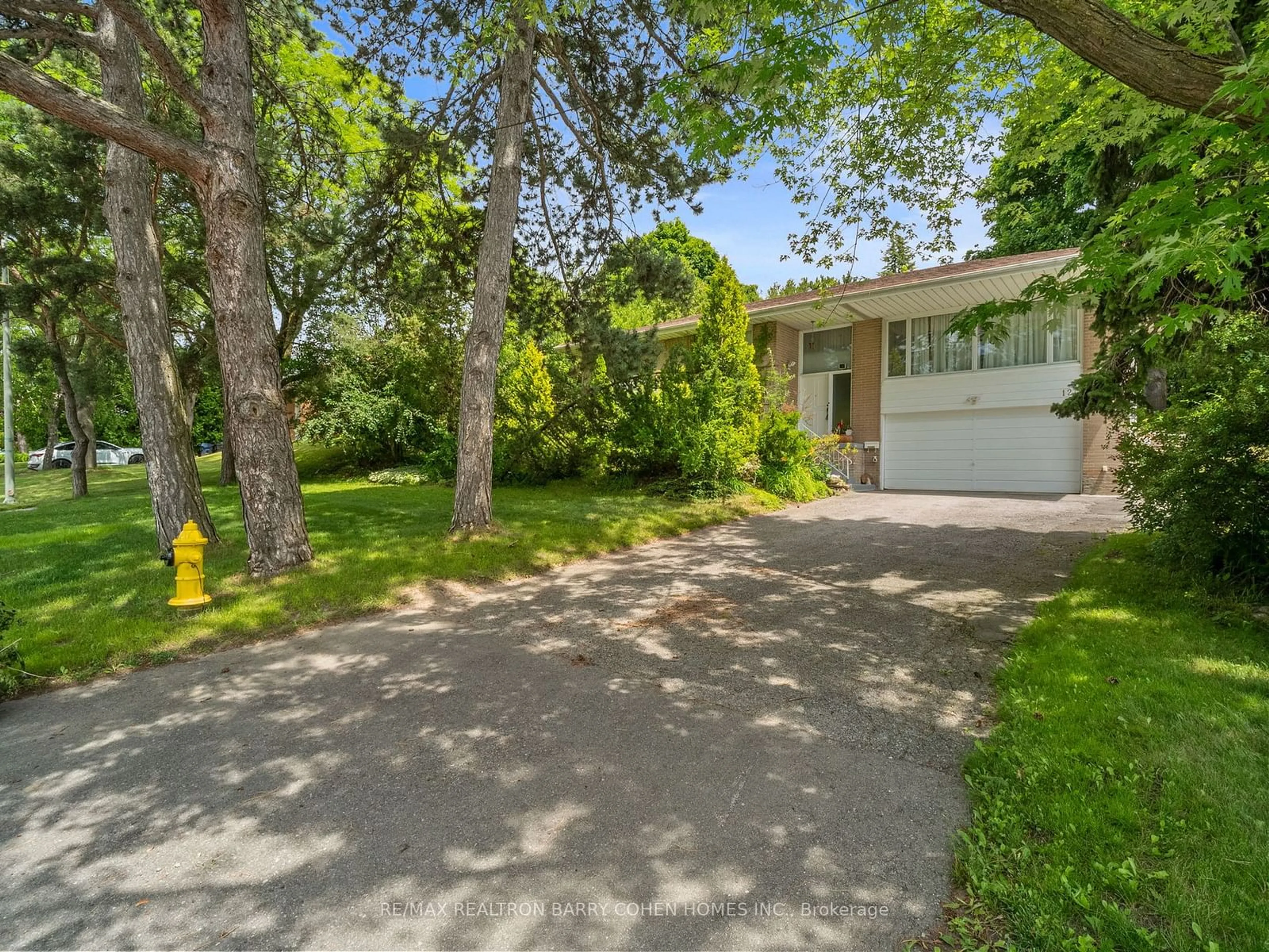 A pic from outside/outdoor area/front of a property/back of a property/a pic from drone, street for 120 Laurentide Dr, Toronto Ontario M3A 3E5