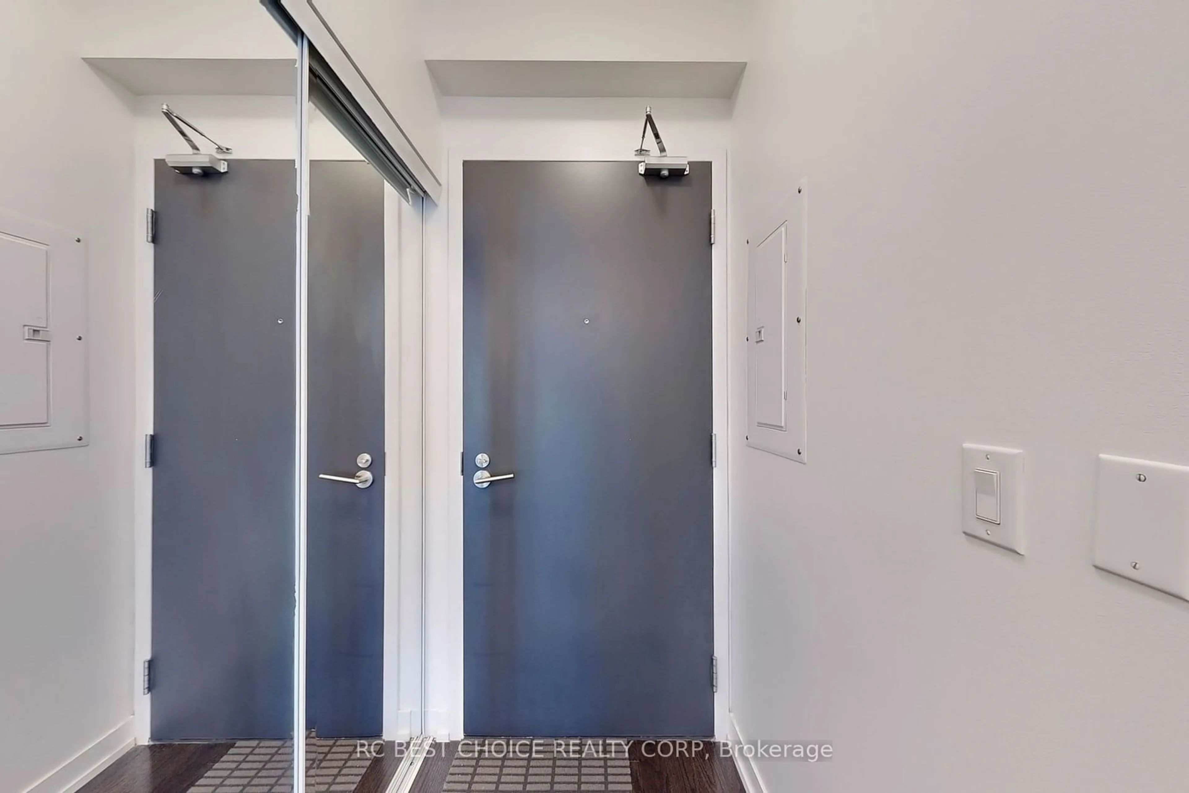 Indoor entryway for 105 George St #411, Toronto Ontario M5A 0L4