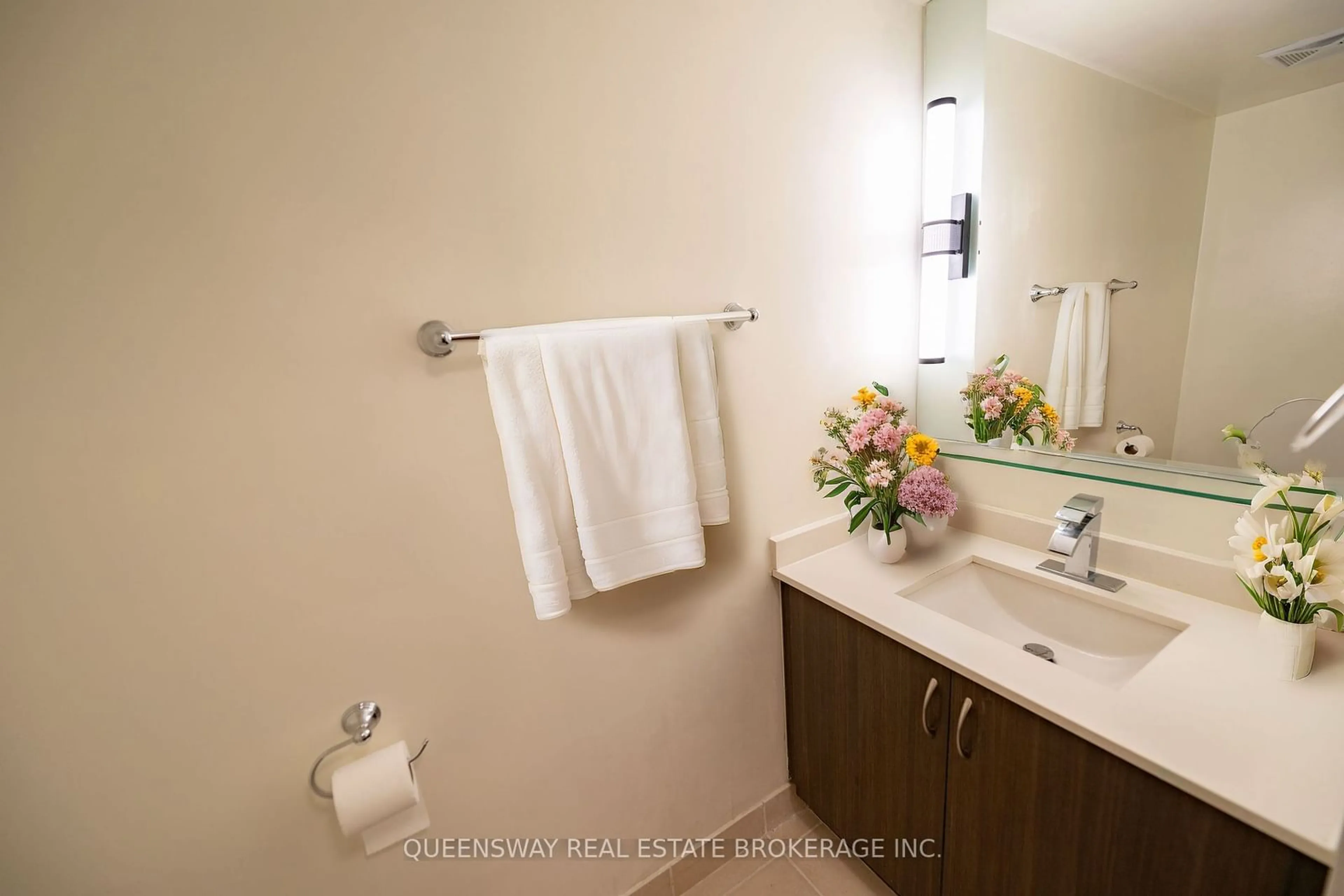 Standard bathroom, unknown for 320 Richmond St #208, Toronto Ontario M5A 1P9