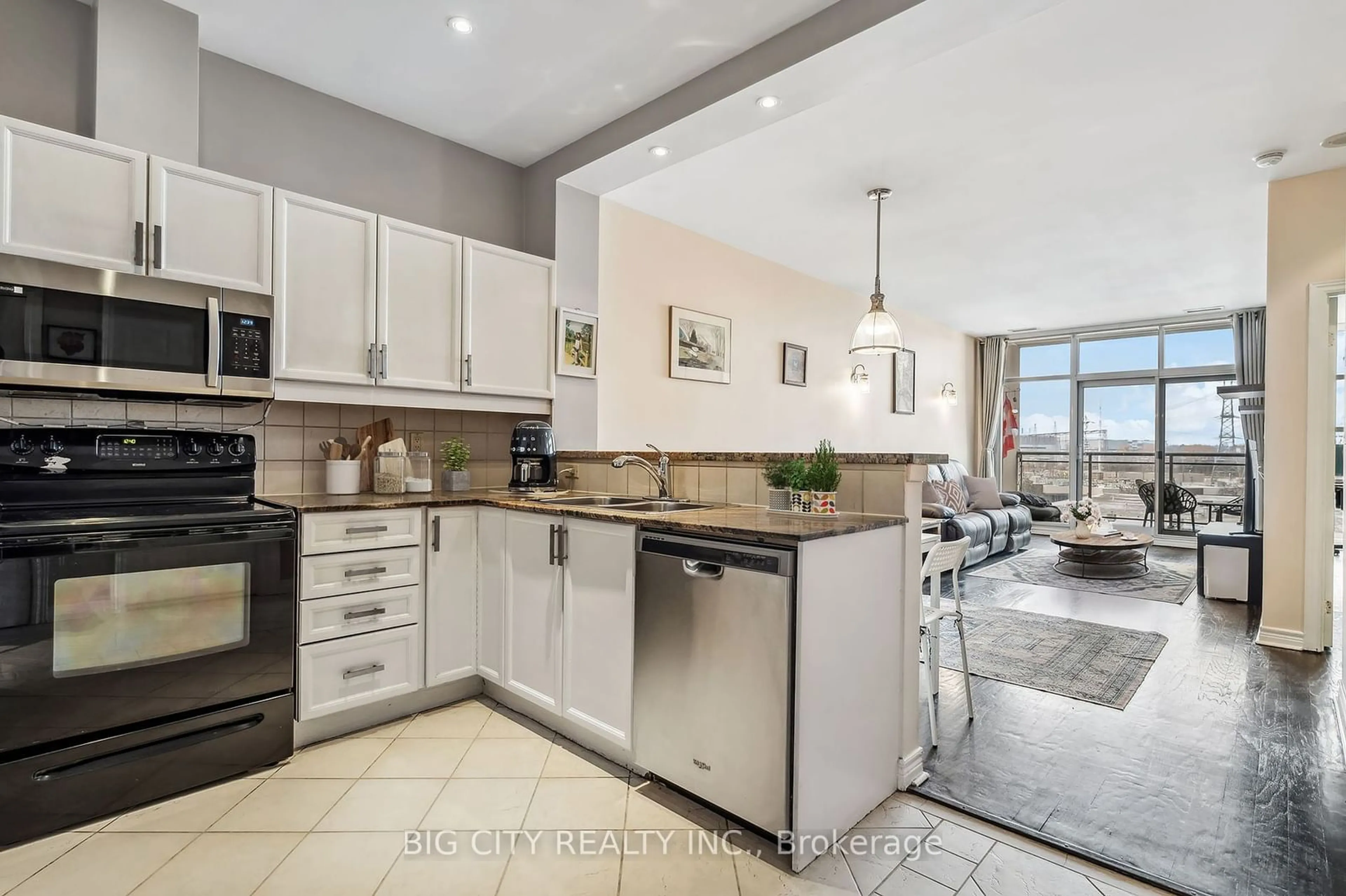 Open concept kitchen, ceramic/tile floor for 1 Leaside Park Dr #403, Toronto Ontario M4H 1R1