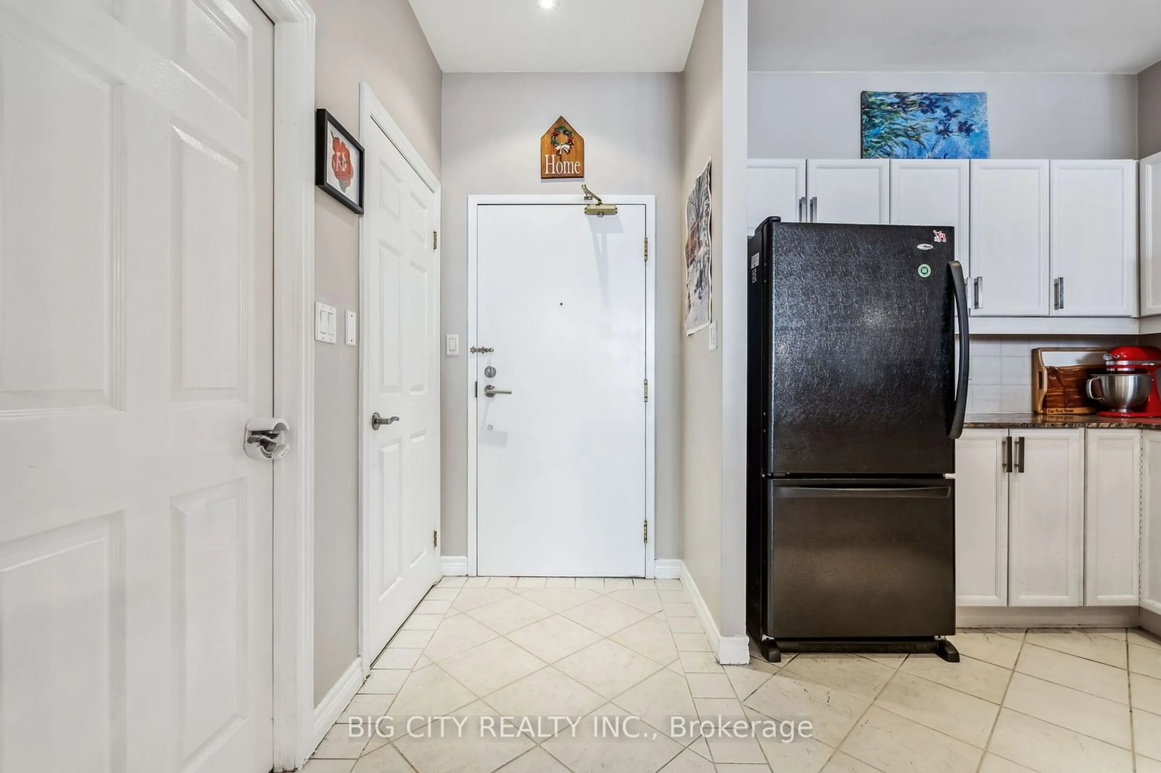 Indoor entryway for 1 Leaside Park Dr #403, Toronto Ontario M4H 1R1