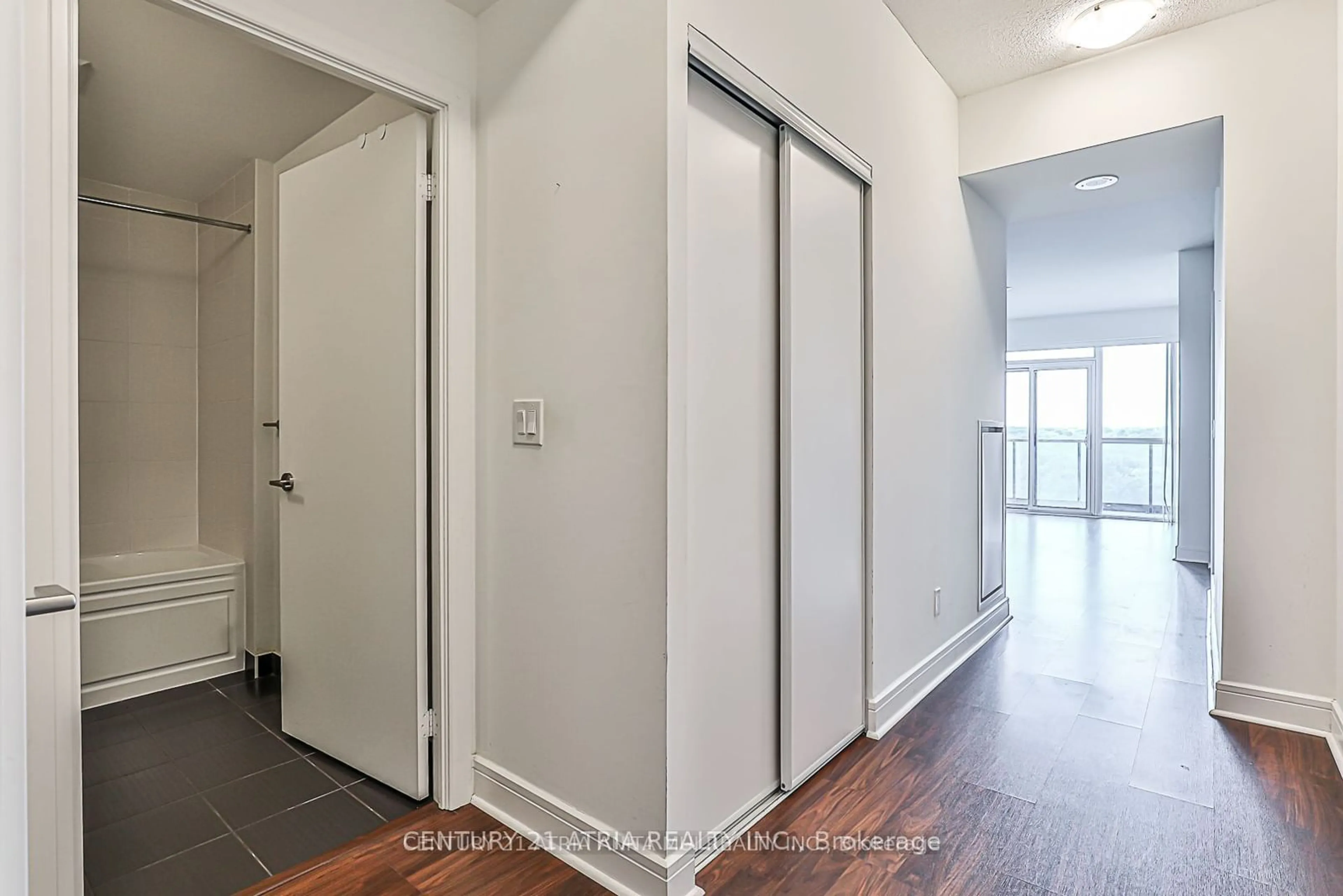 Indoor entryway for 35 Brian Peck Cres #723, Toronto Ontario M4G 0A5