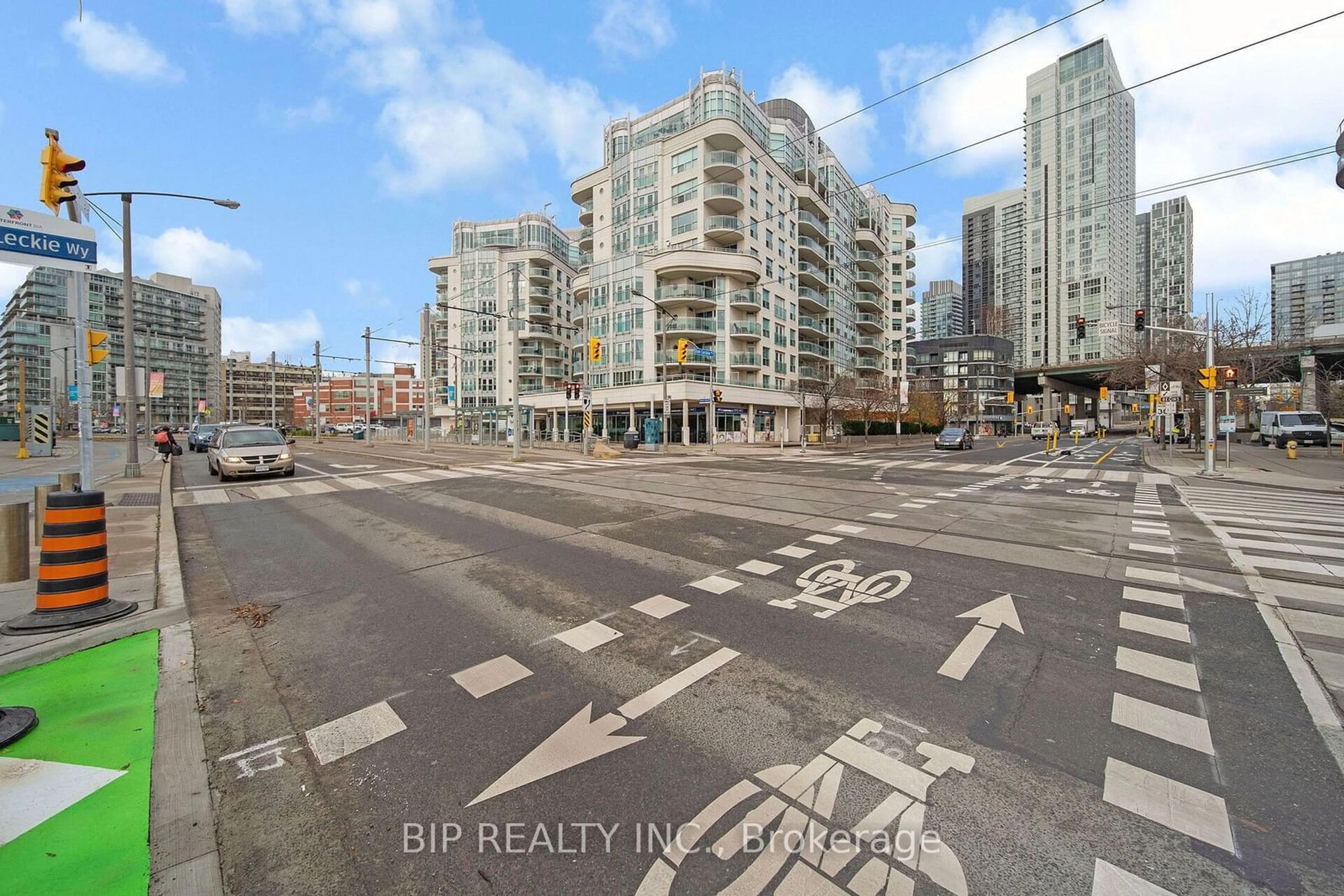 A pic from outside/outdoor area/front of a property/back of a property/a pic from drone, city buildings view from balcony for 600 Queens Quay #SPH16, Toronto Ontario M5V 3M3