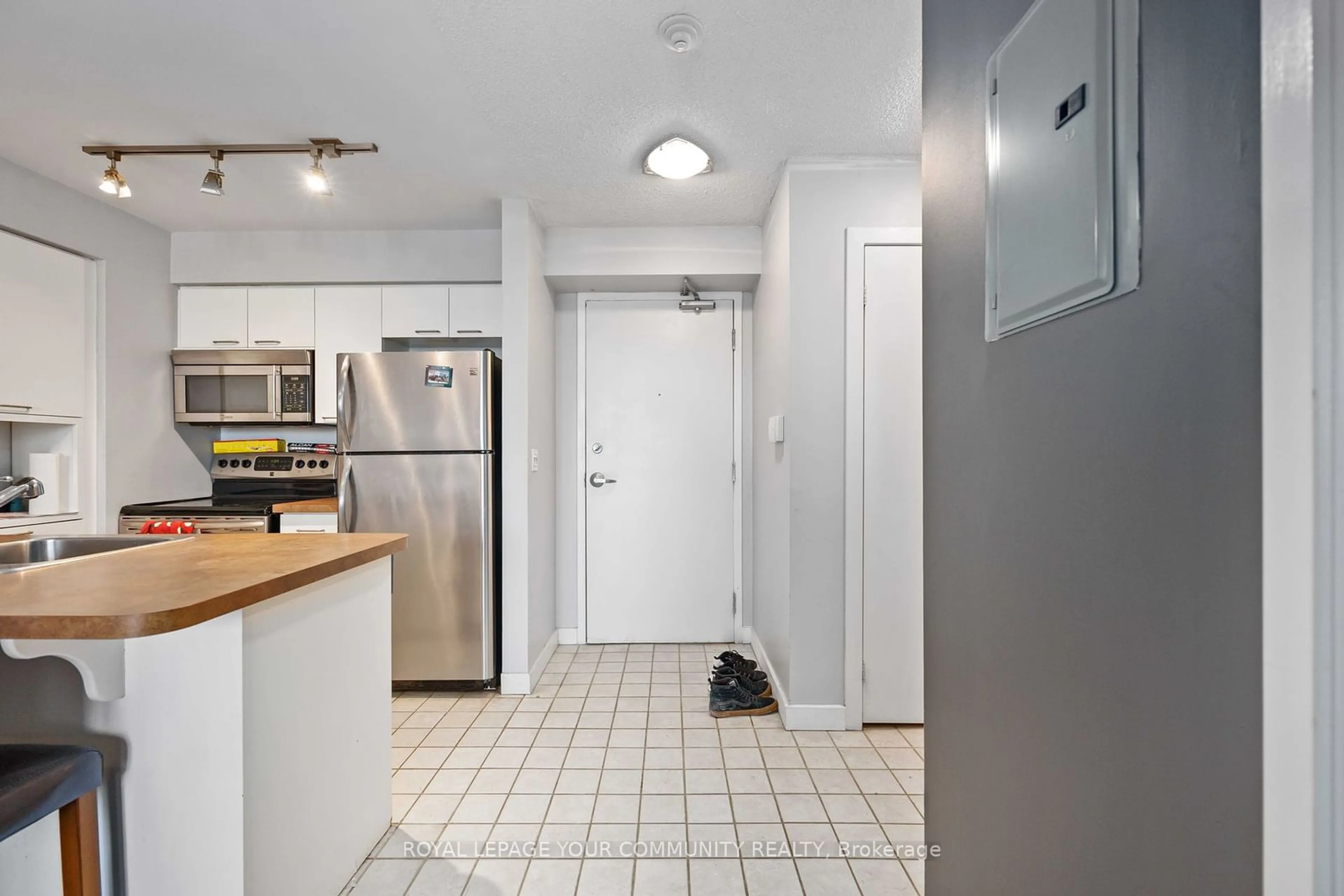 Standard kitchen, unknown for 255 Richmond St #1010, Toronto Ontario M5A 4T7