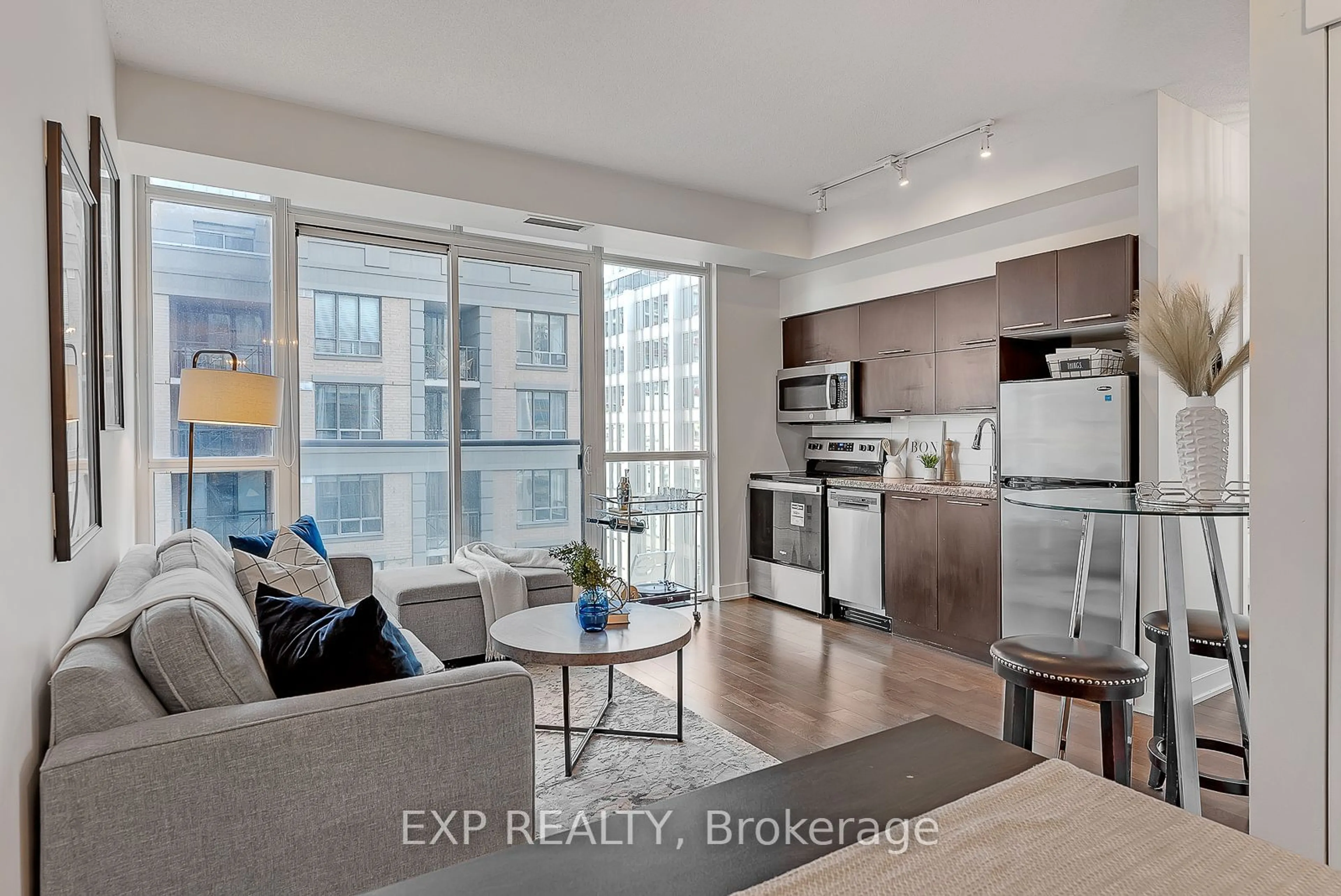 Open concept kitchen, unknown for 126 Simcoe St #1407, Toronto Ontario M5H 4E6