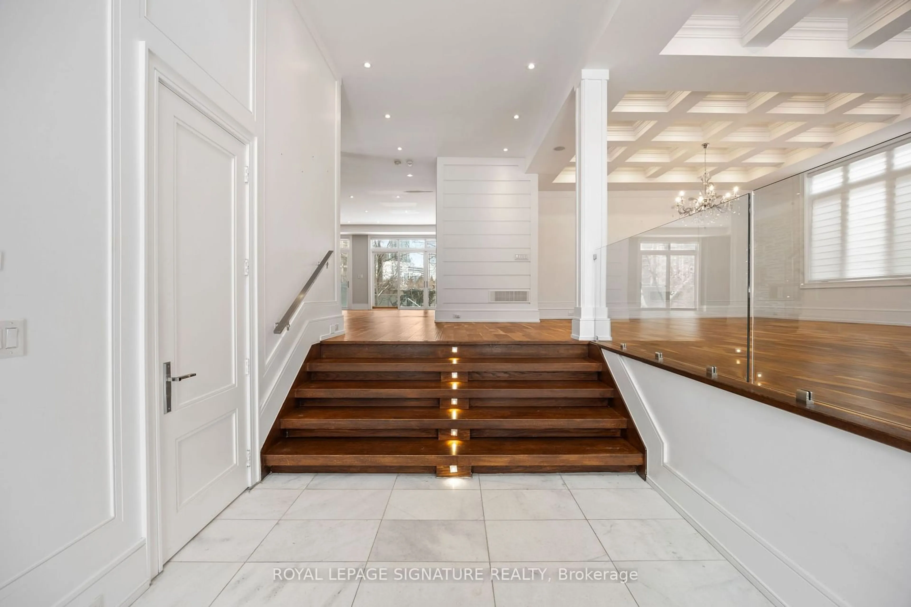 Indoor foyer for 90 Upper Canada Dr, Toronto Ontario M2P 1S4