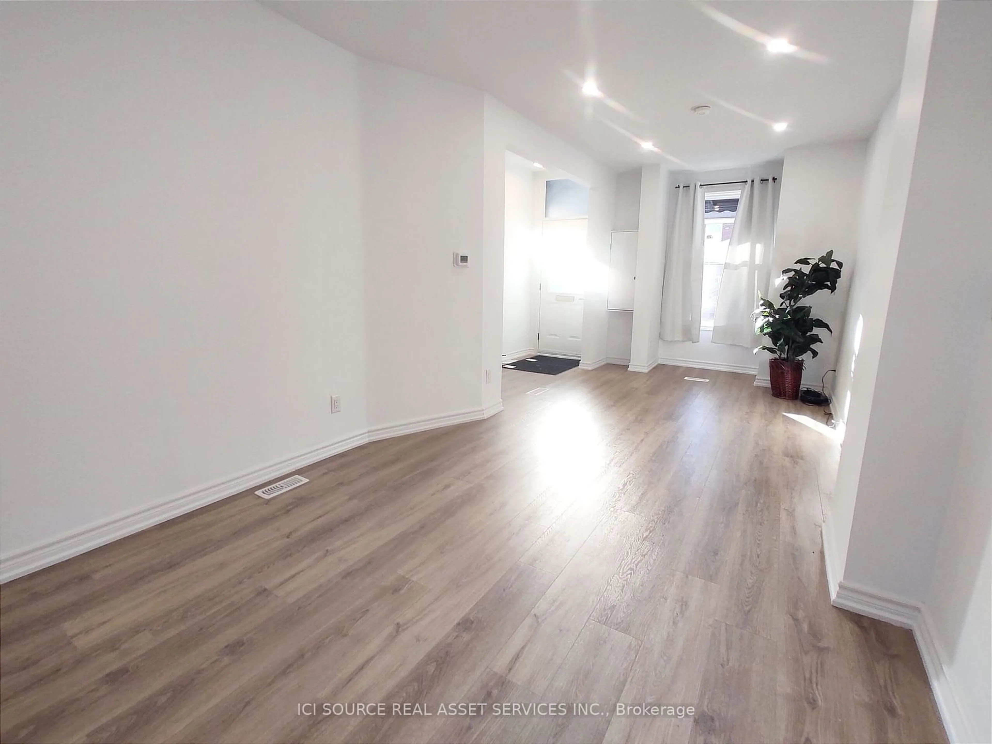 A pic of a room for 613 Dufferin St, Toronto Ontario M6K 2B1