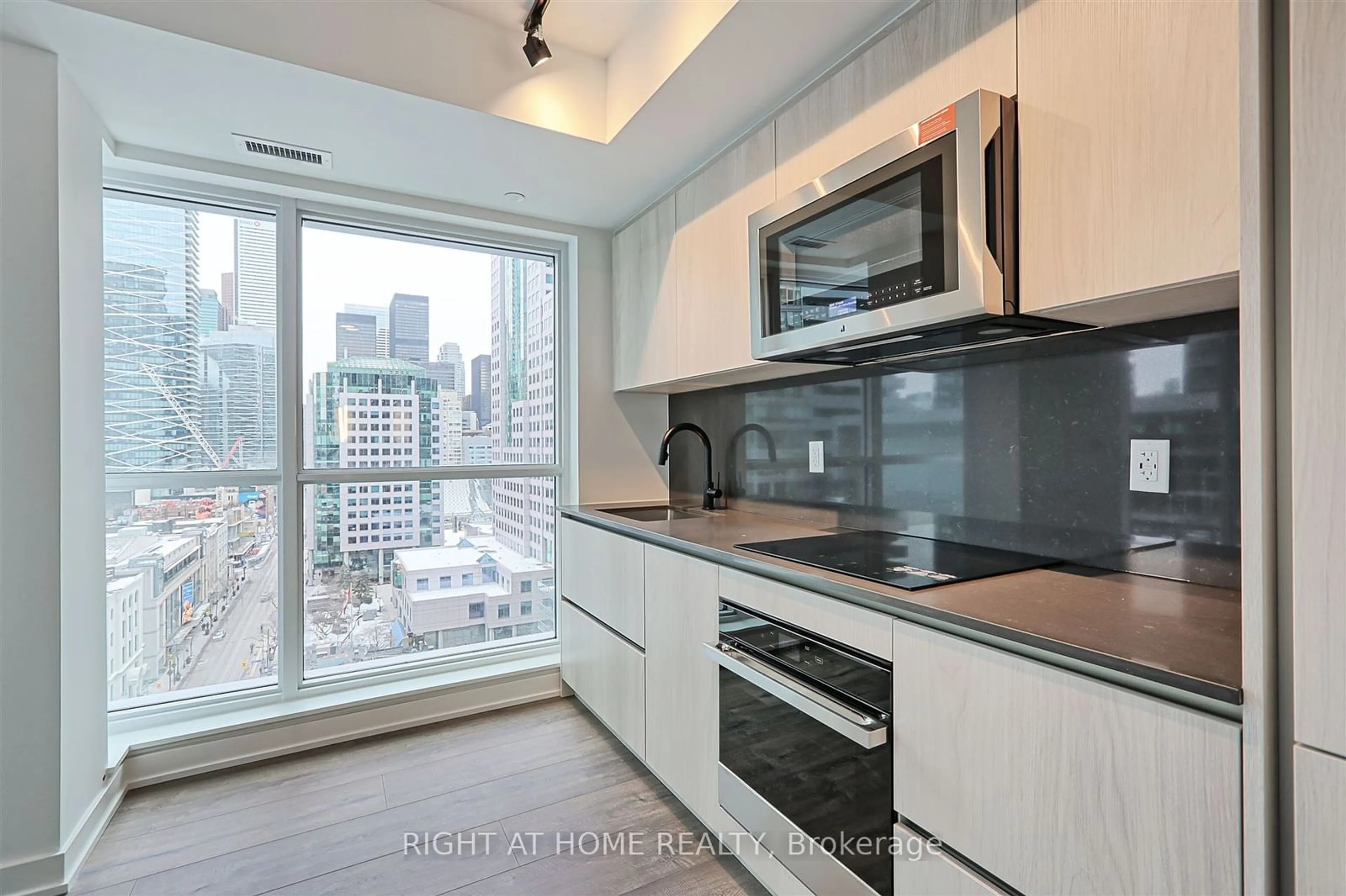 Standard kitchen, wood/laminate floor for 327 King St #1307, Toronto Ontario M5V 0W7