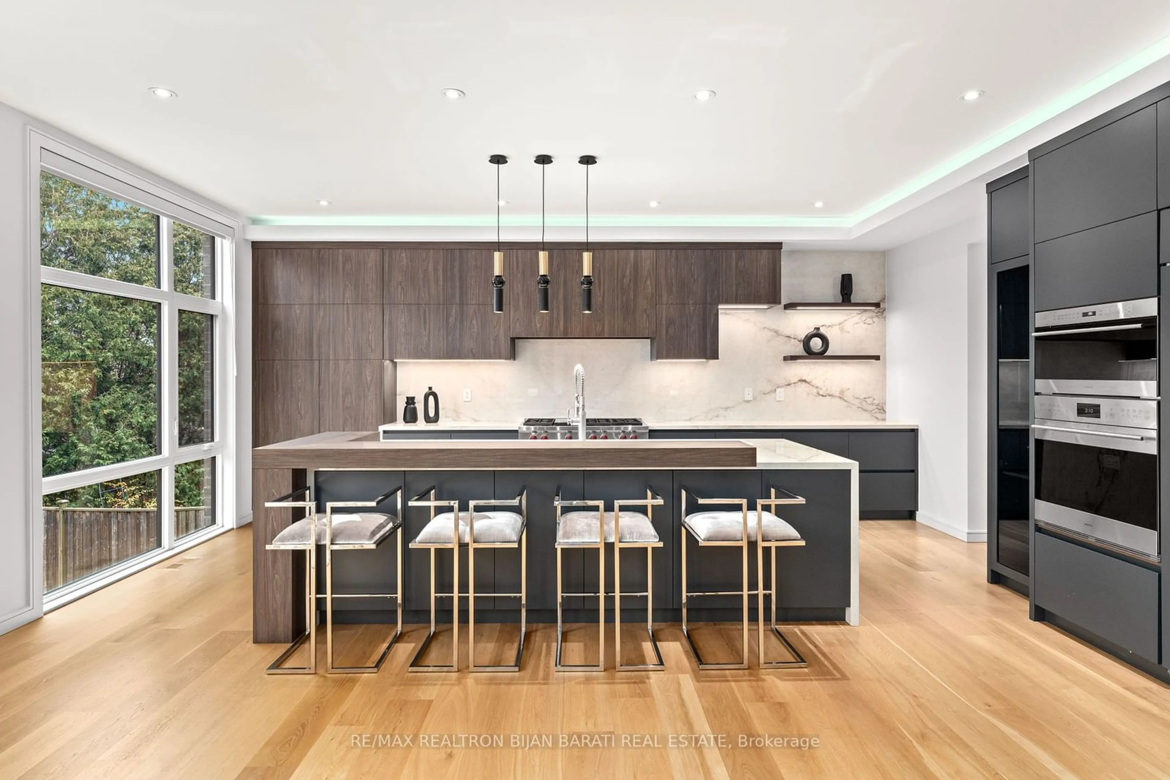 Contemporary kitchen, wood/laminate floor for 8 Ravenscroft Circ, Toronto Ontario M2K 1W9