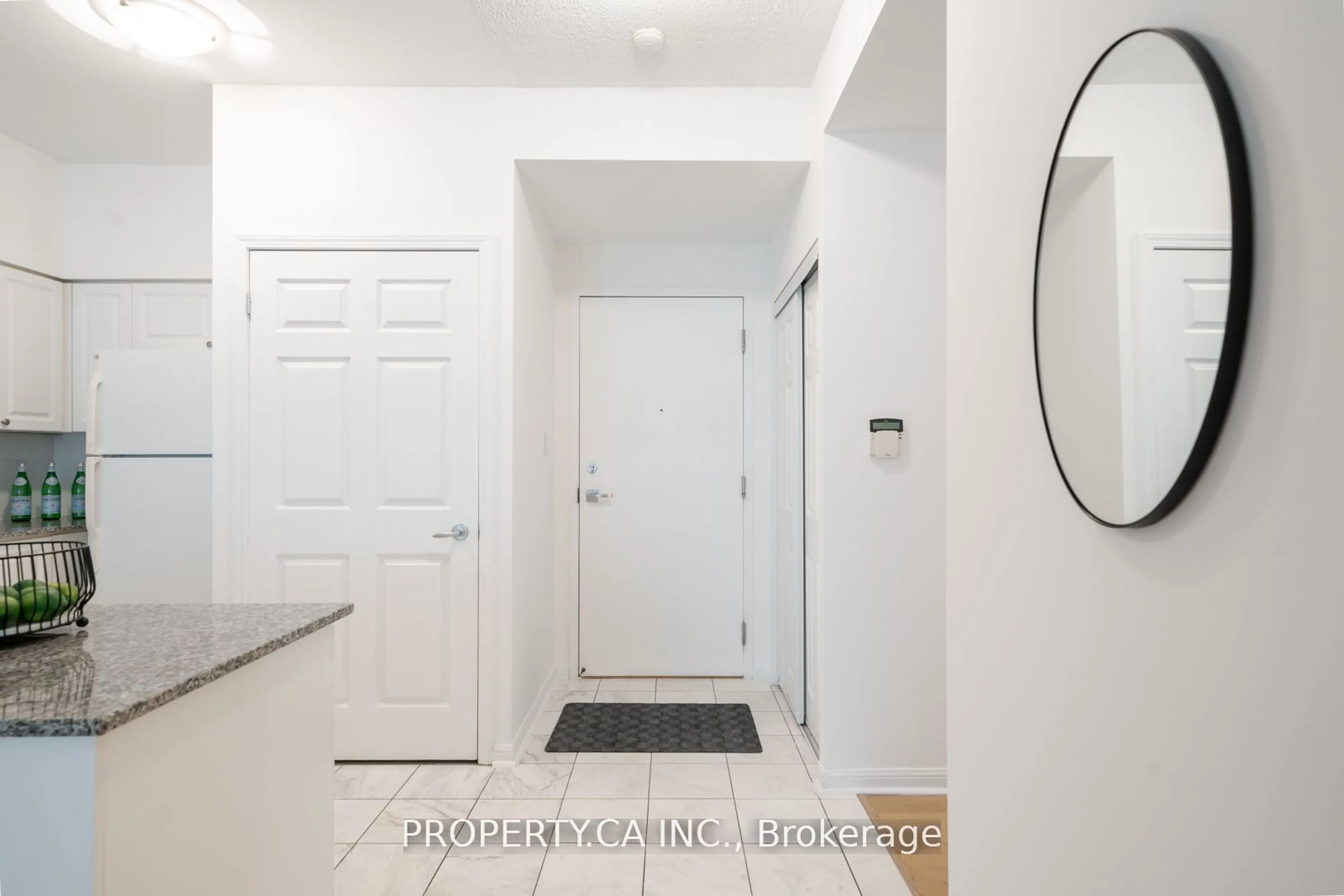 Indoor entryway for 230 Queens Quay #1815, Toronto Ontario M5J 2Y7