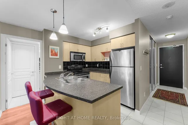 Additional image 11 of 18 Yonge St Unit 2315