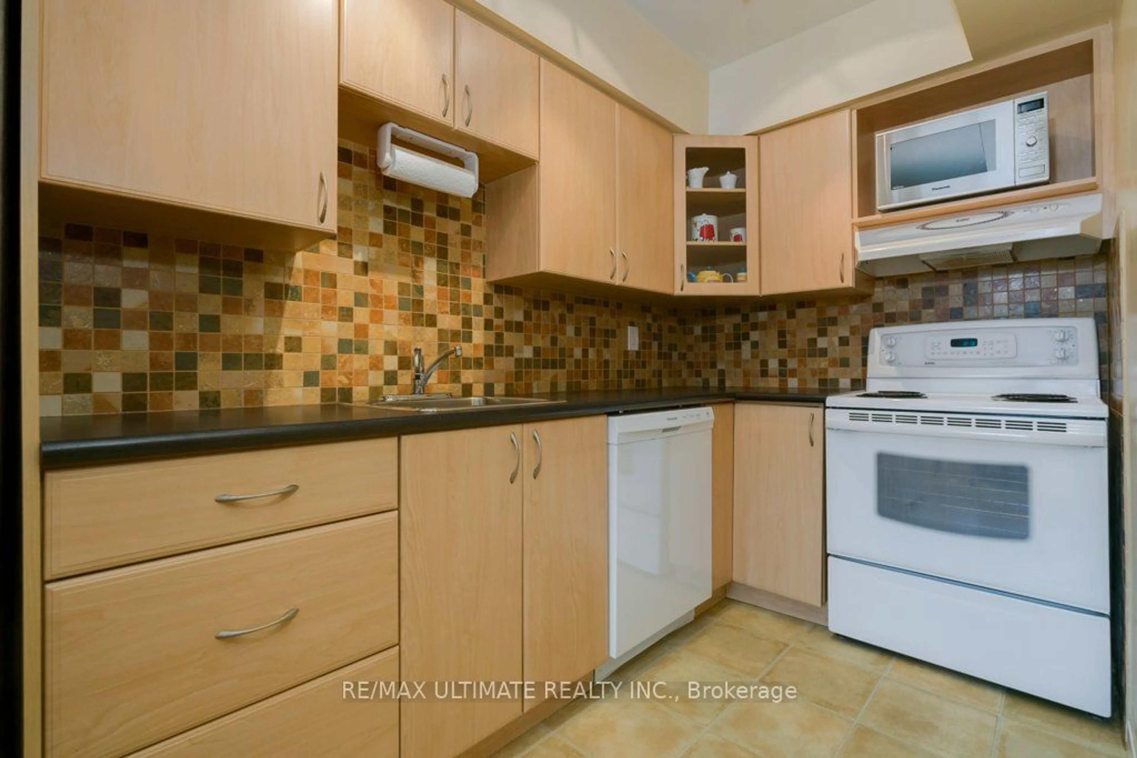 Standard kitchen, ceramic/tile floor for 78 Upper Canada Dr #3, Toronto Ontario M2P 2A3