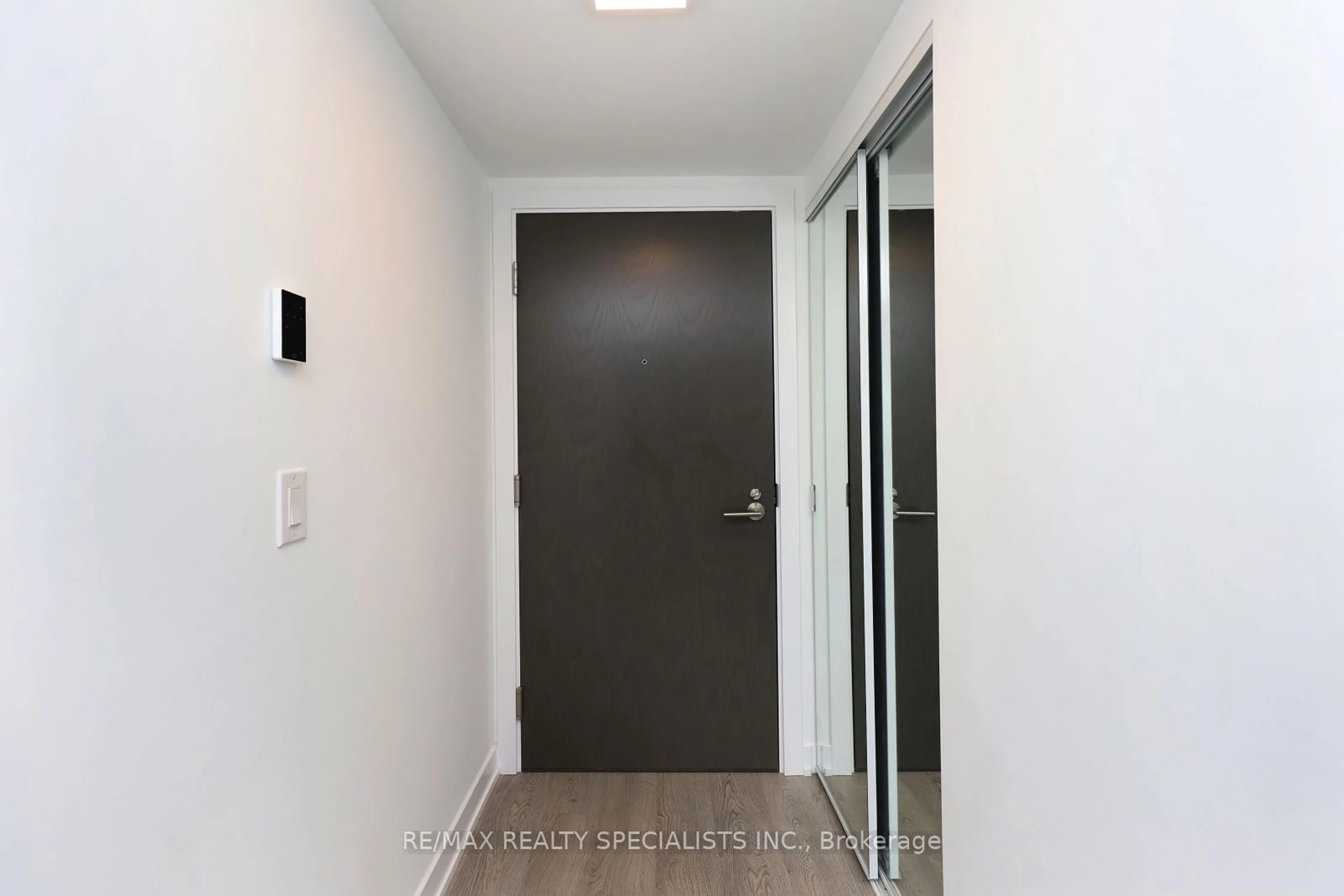 Indoor entryway for 50 Mccaul St #617, Toronto Ontario M5T 1V9