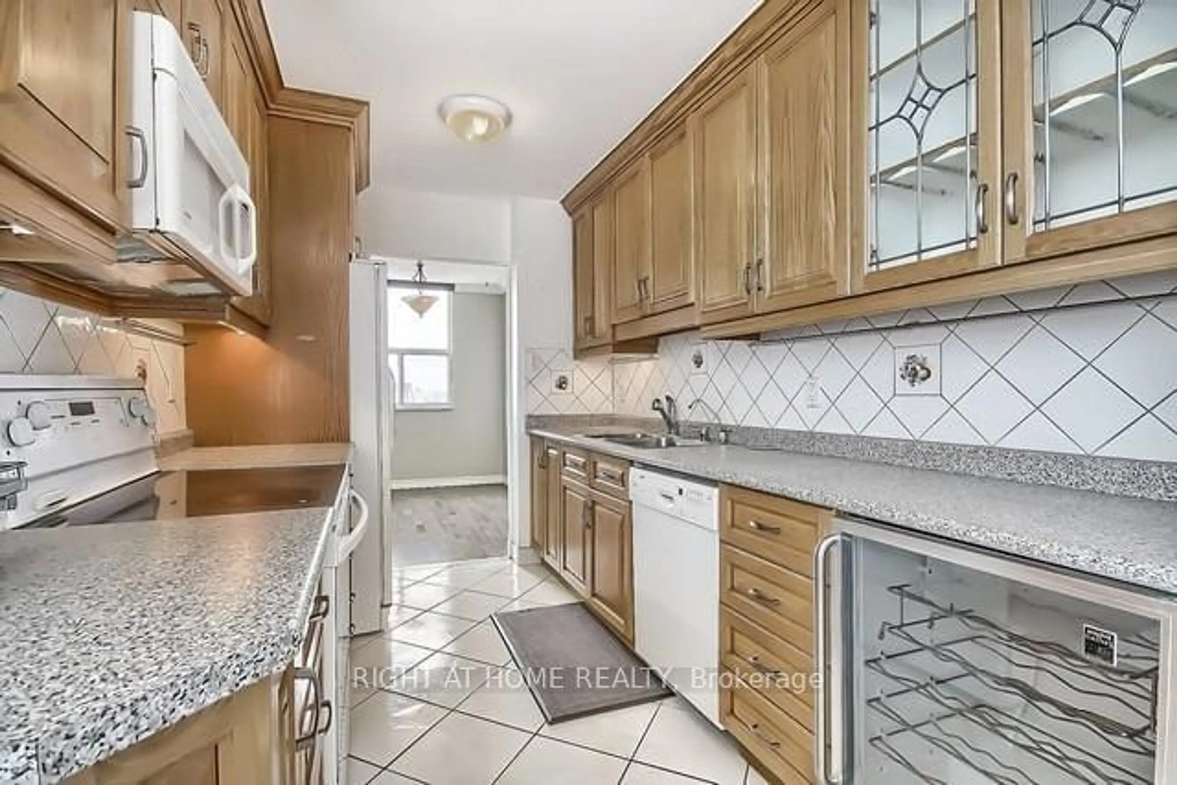 Standard kitchen, ceramic/tile floor for 205 Hilda Ave #1610, Toronto Ontario M2M 4B1