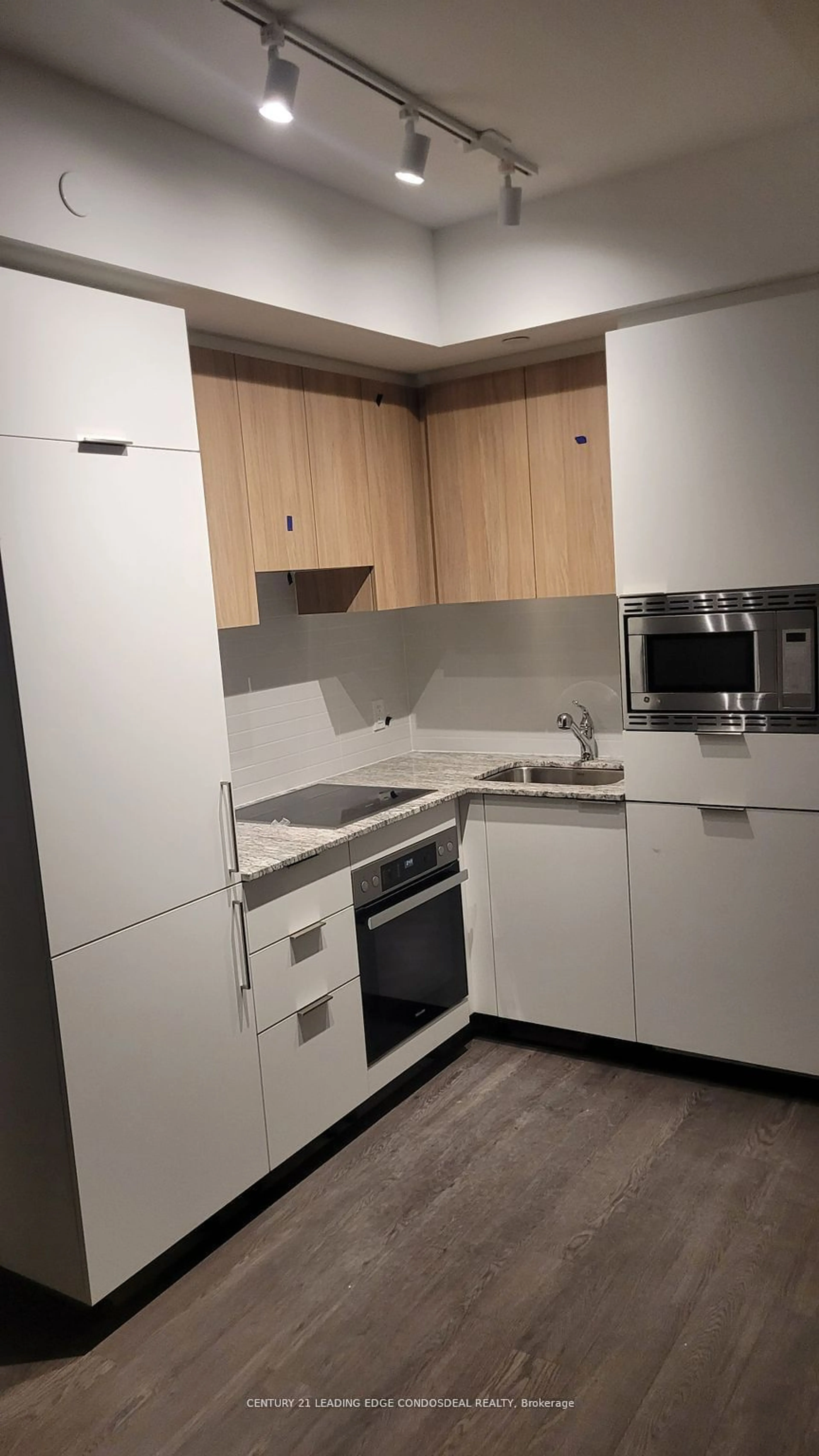 Standard kitchen, wood/laminate floor for 50 O'Neill Rd #615, Toronto Ontario M3C 0H1