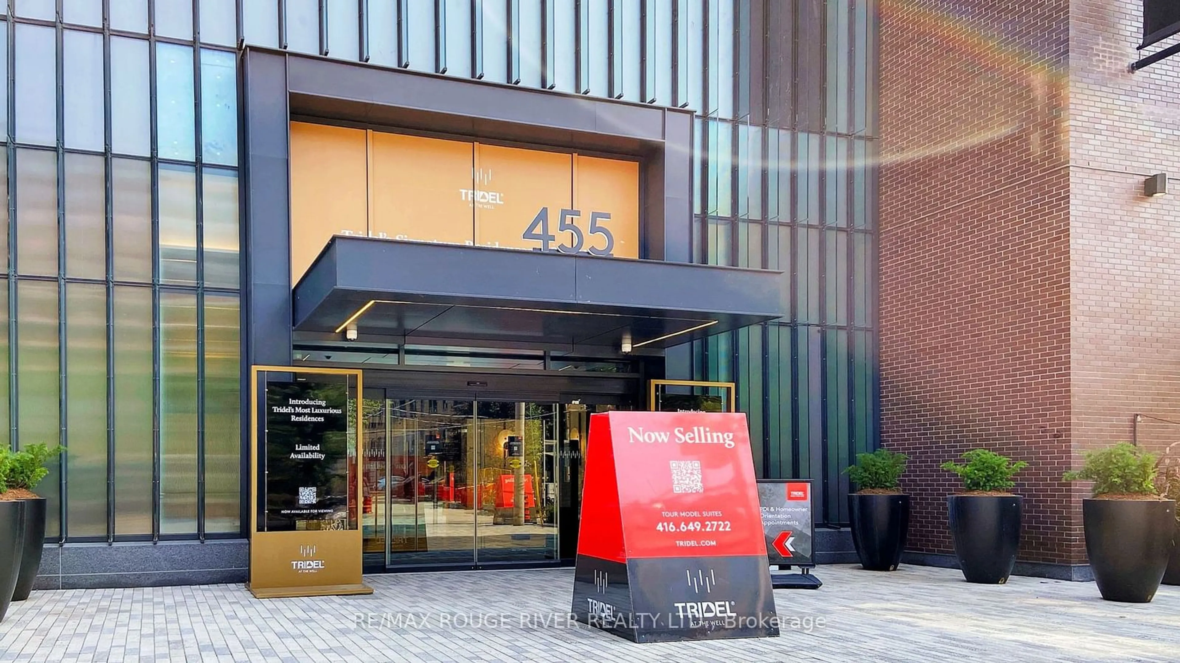 Indoor foyer for 455 Wellington St #806, Toronto Ontario M5V 0V8