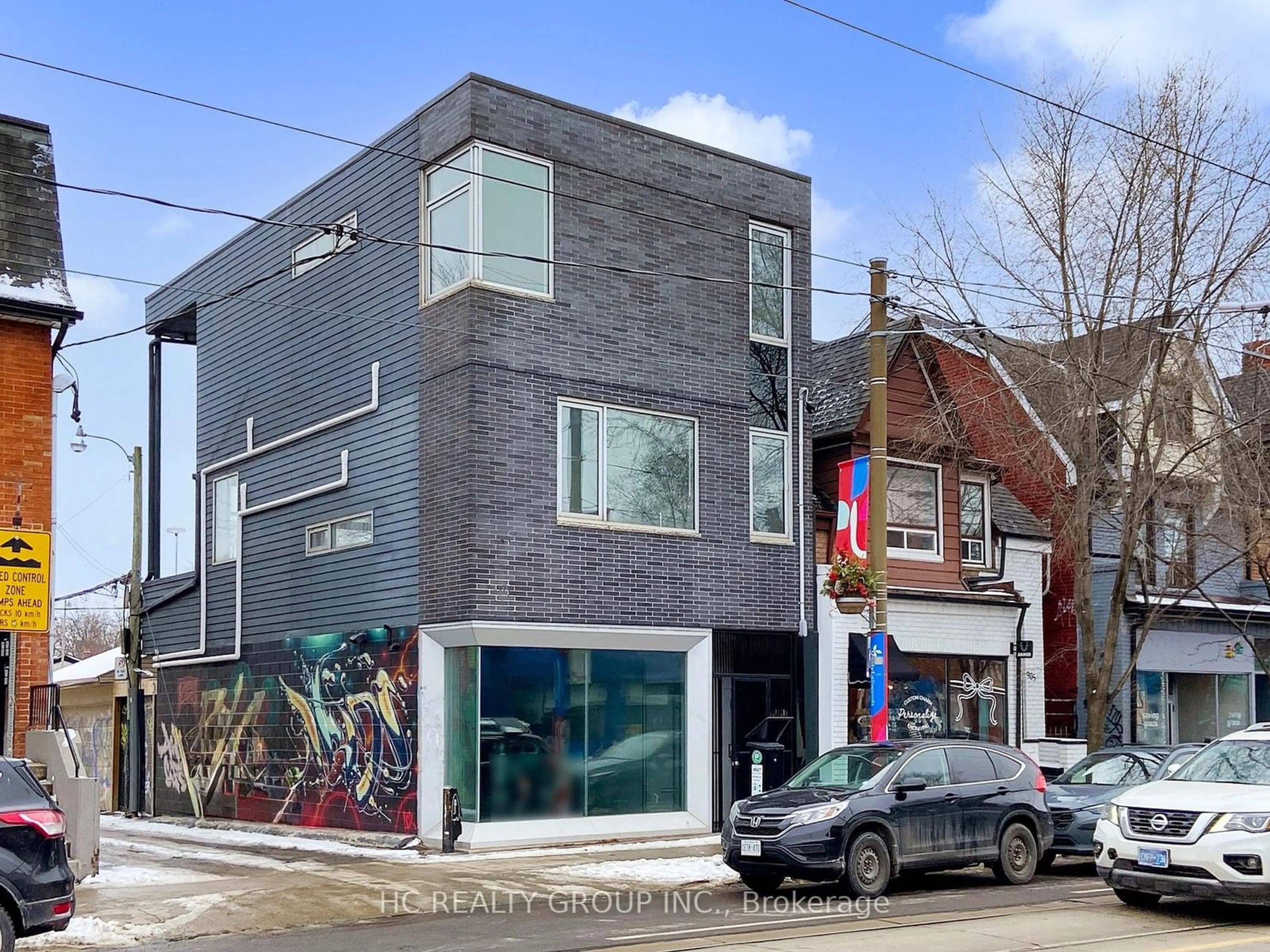 Home with brick exterior material, street for 899 Dundas St, Toronto Ontario M6J 1V9