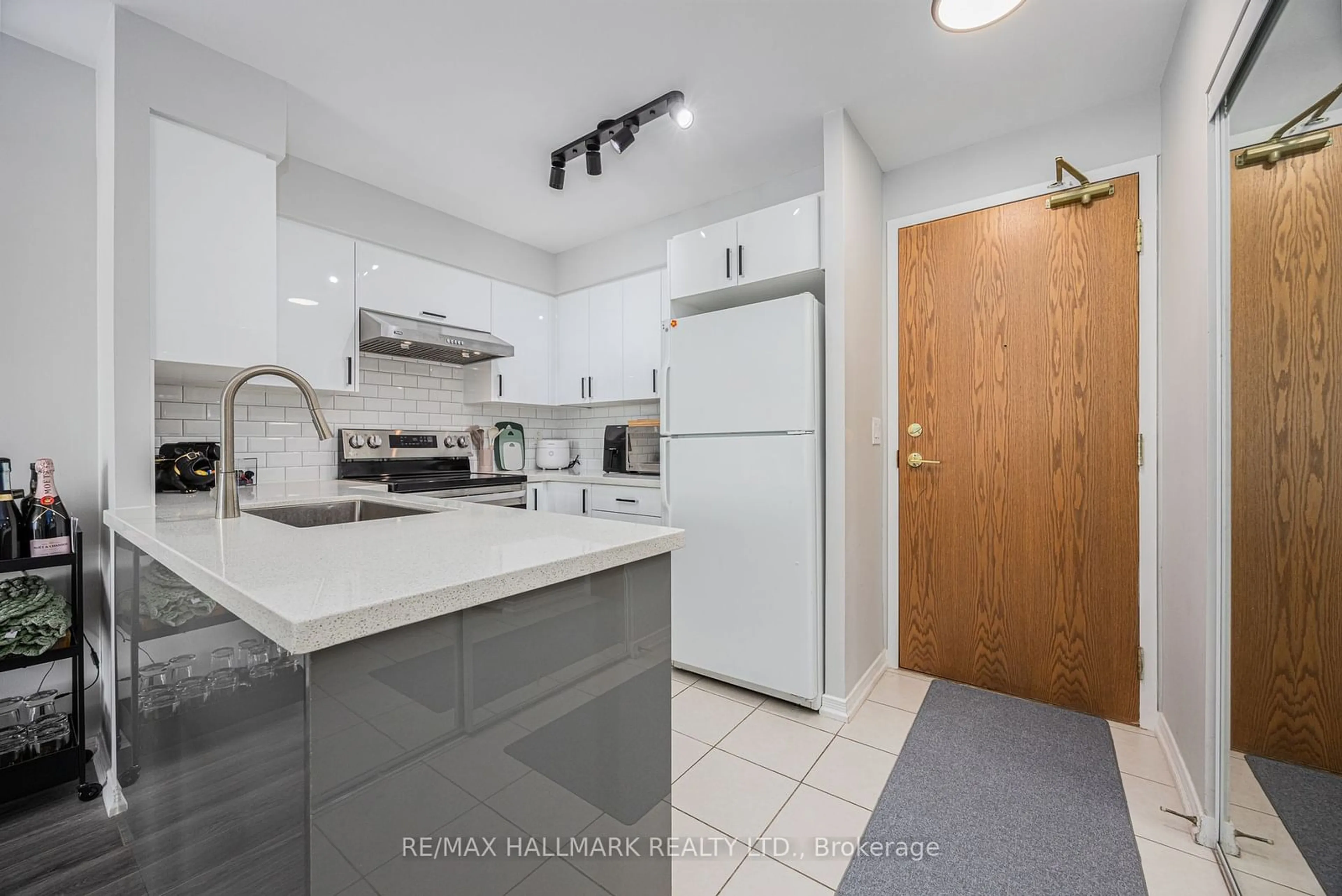 Standard kitchen, ceramic/tile floor for 5508 Yonge St #1205, Toronto Ontario M2N 7L2