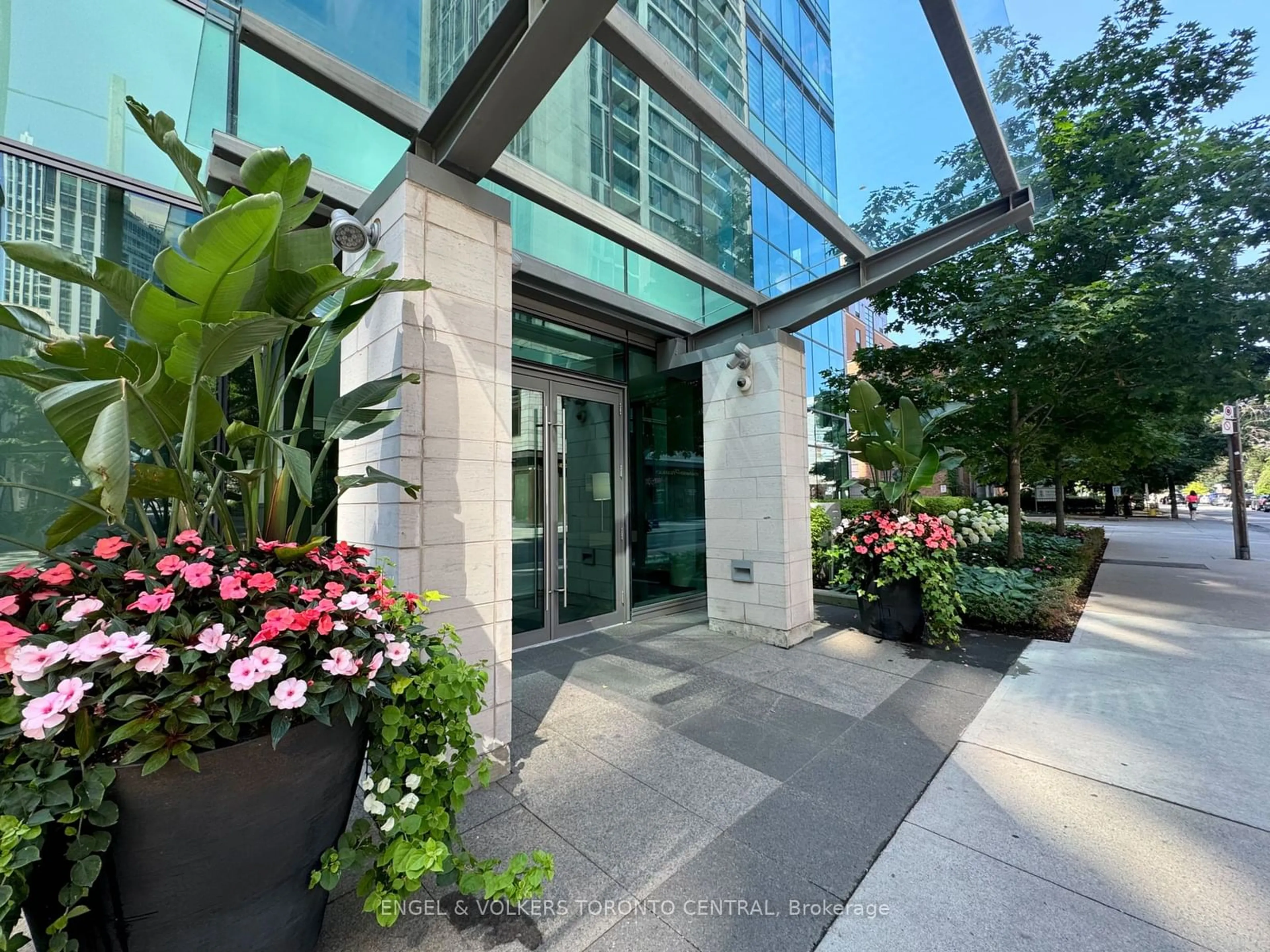 Indoor foyer for 77 Charles St #802, Toronto Ontario M5S 0B2