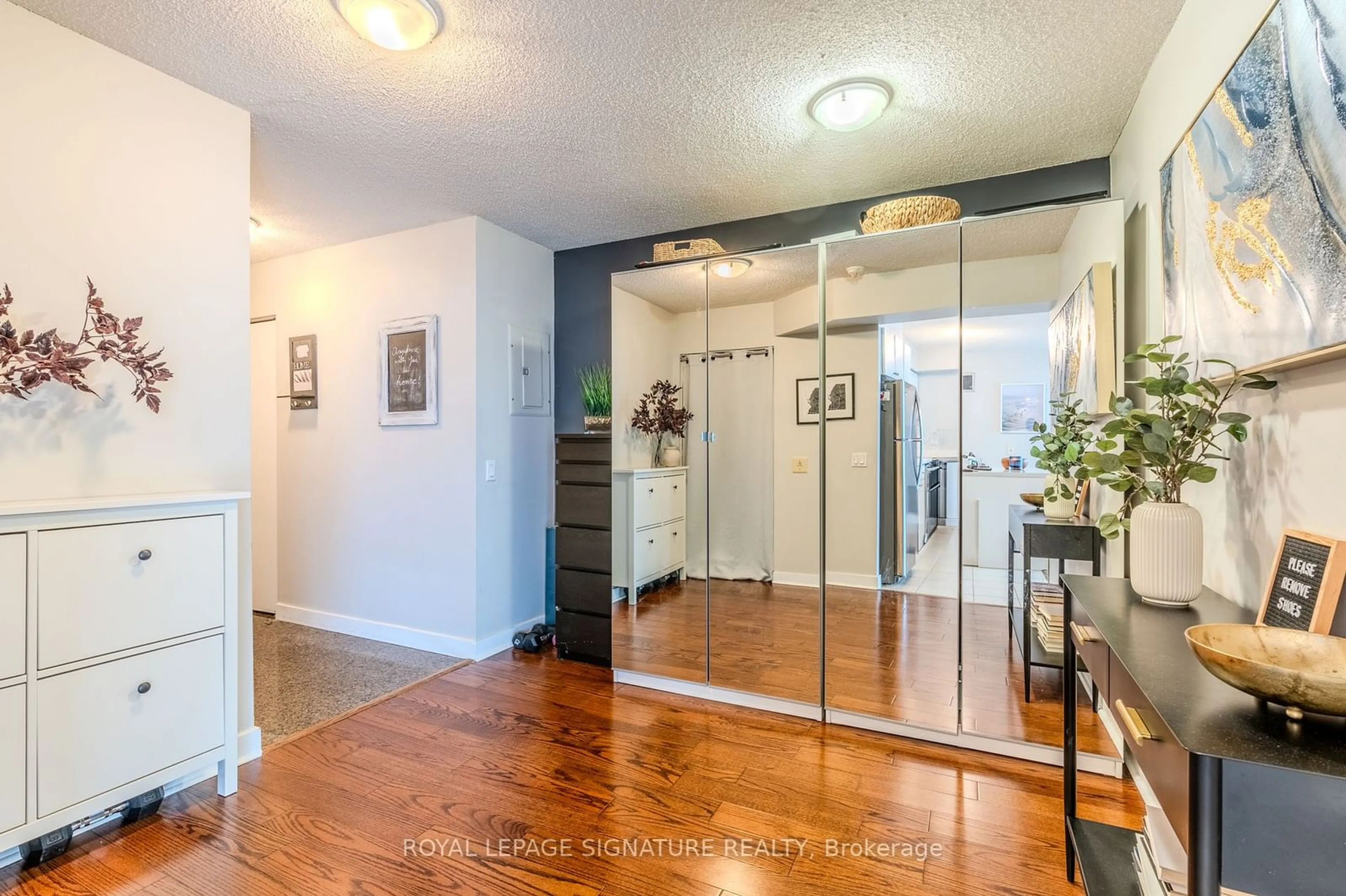 Indoor entryway for 361 Front St #805, Toronto Ontario M5V 3R5