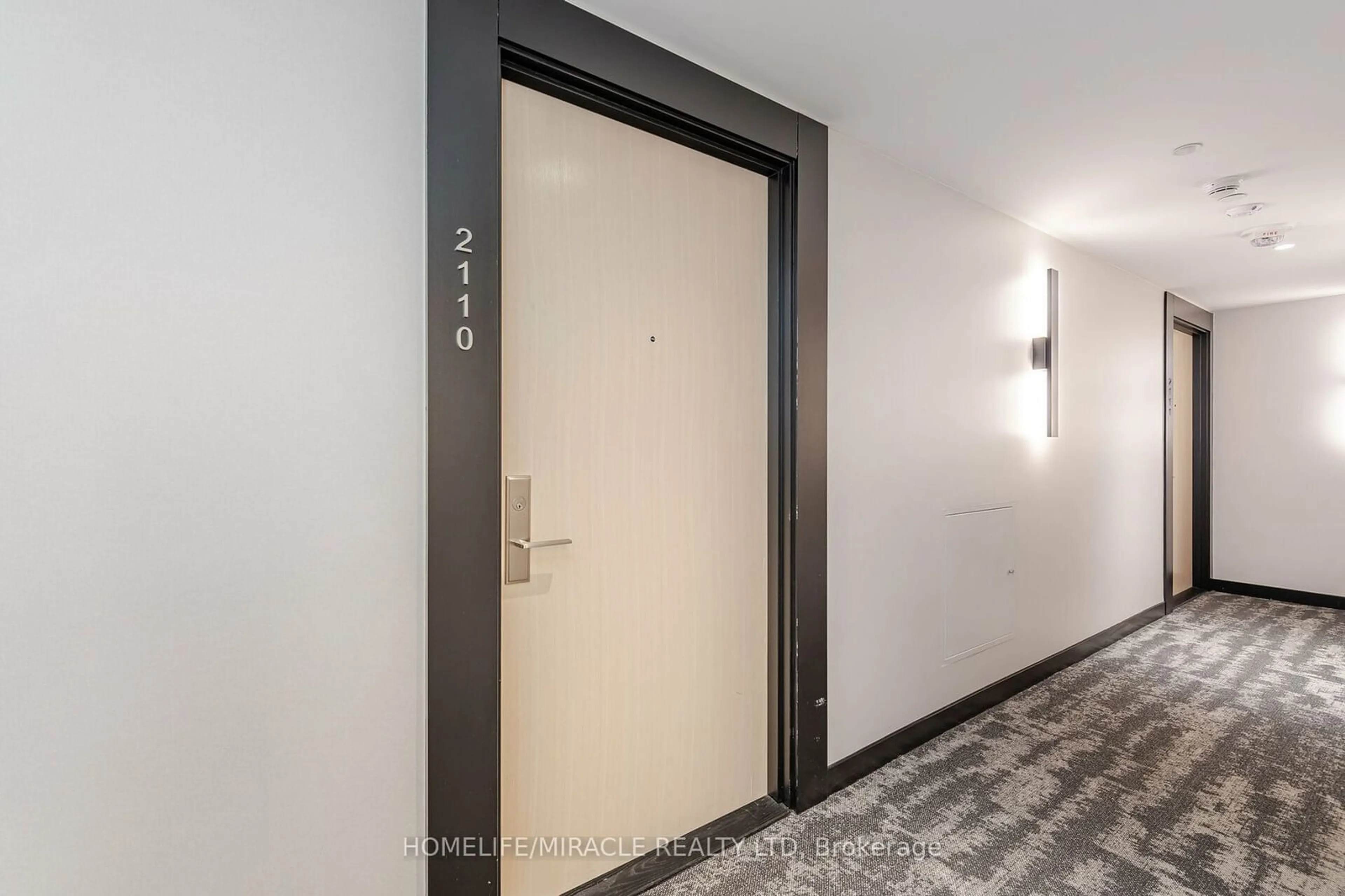 Indoor foyer for 395 Bloor St #2110, Toronto Ontario M4W 0B4