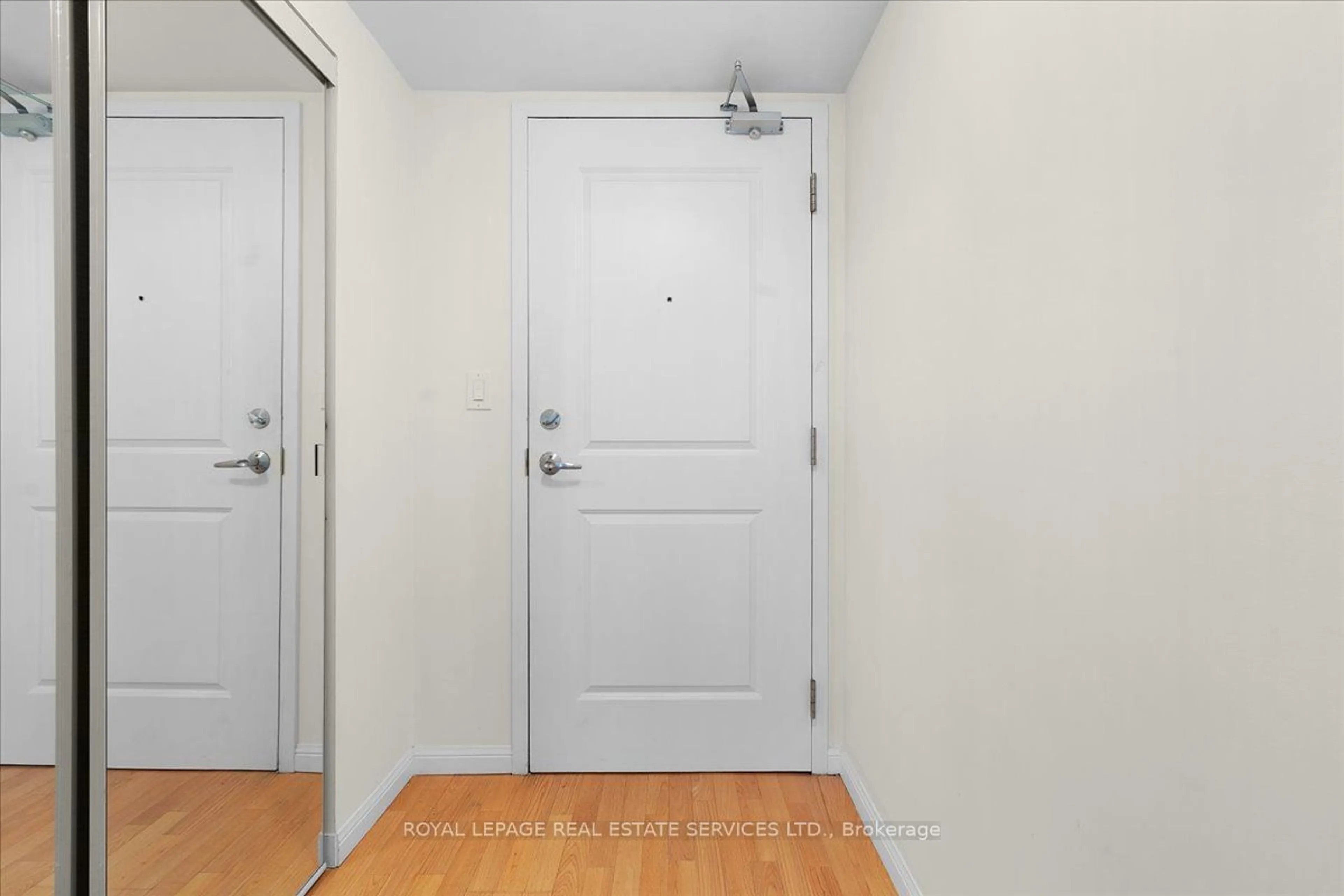 Indoor entryway for 900 Mount Pleasant Rd #1108, Toronto Ontario M4P 3J9