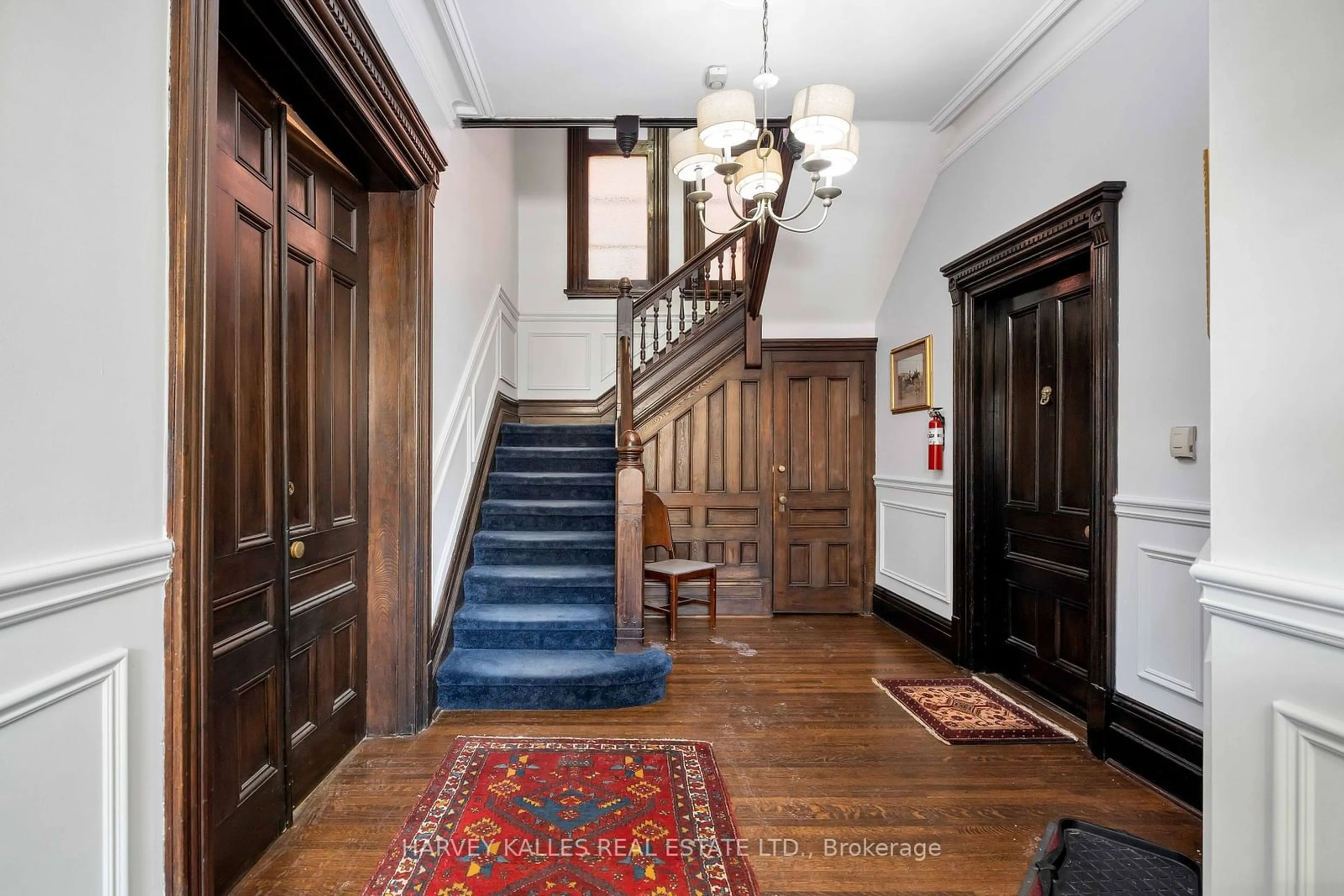 Indoor foyer for 142 Bedford Rd, Toronto Ontario M5R 2K2