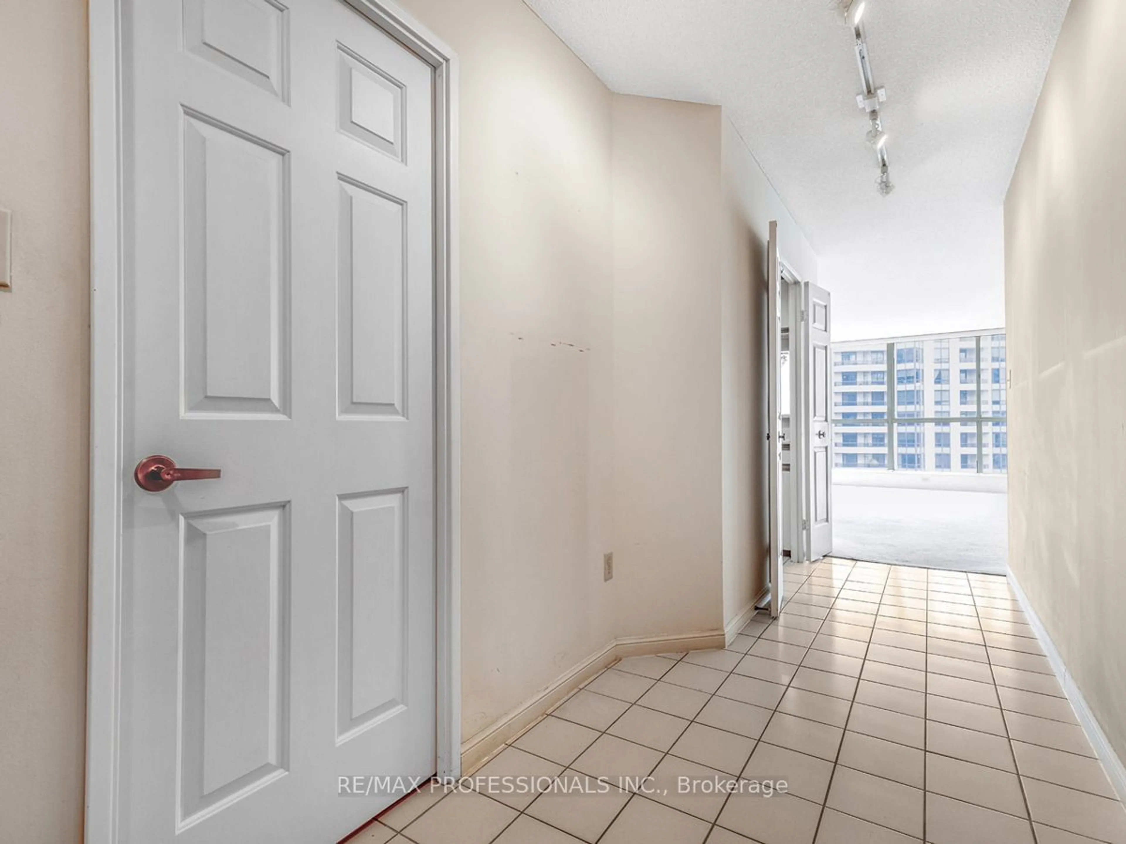 Indoor entryway for 5444 Yonge St #1102A, Toronto Ontario M2N 6J4