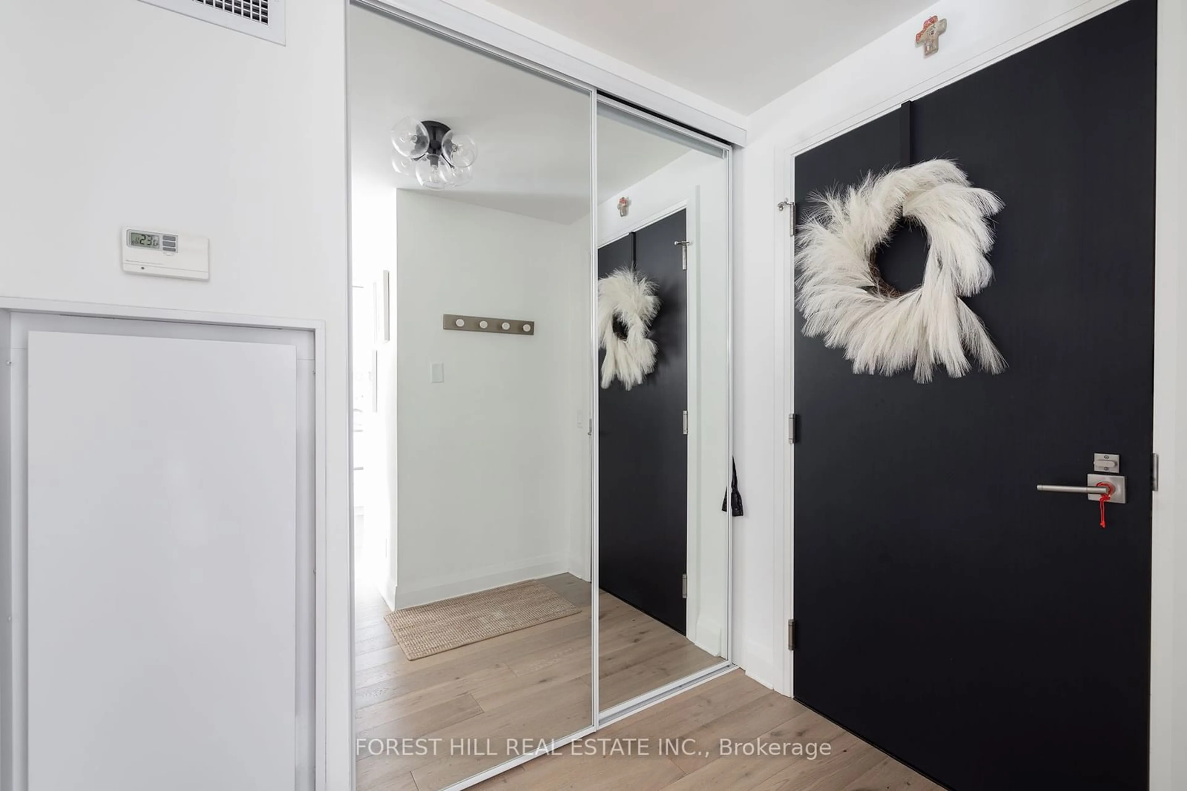 Indoor entryway for 151 Avenue Rd #510, Toronto Ontario M5R 0B8