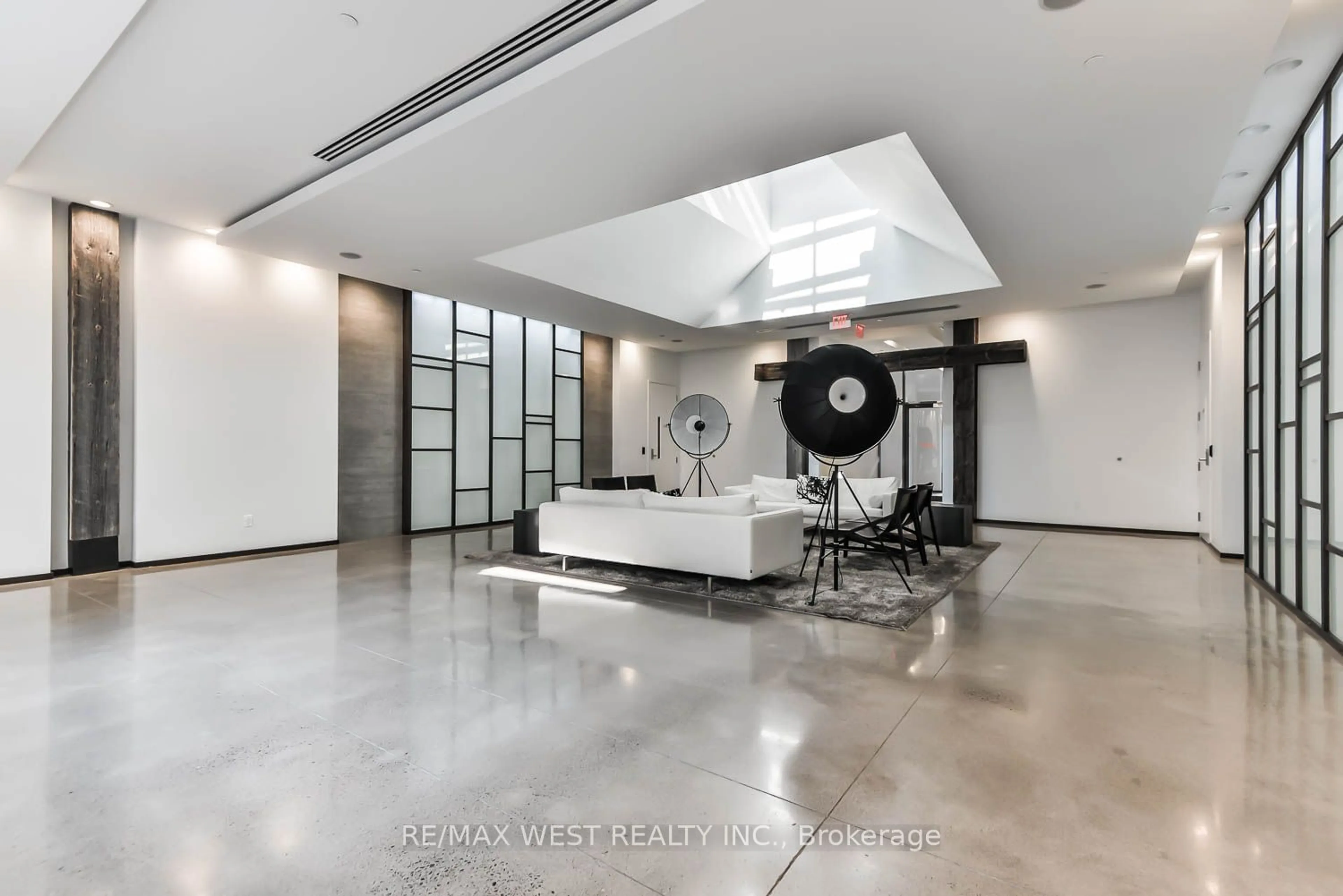 Indoor foyer for 1030 King St, Toronto Ontario M6K 3N3