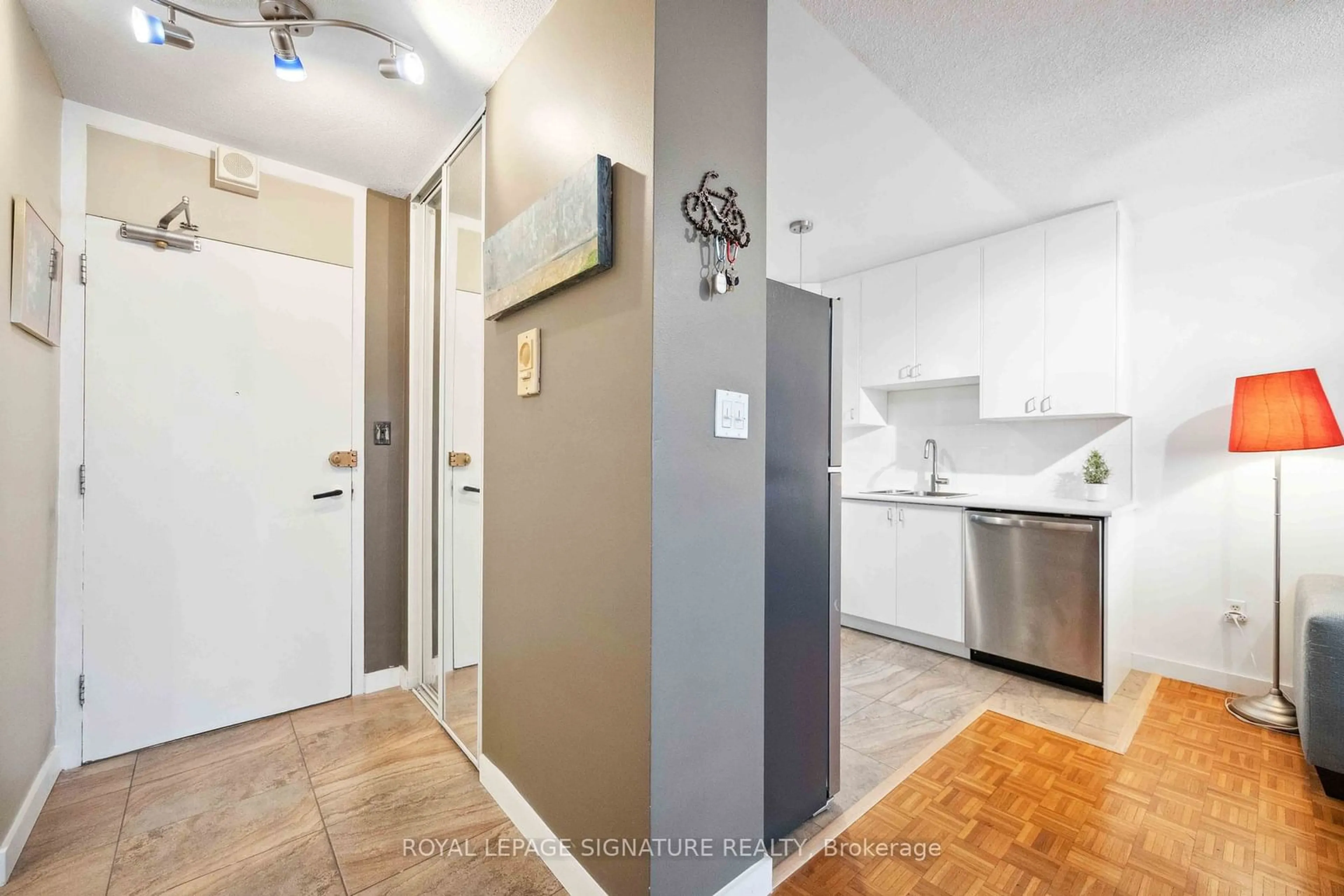 Indoor entryway for 40 Homewood Ave #2503, Toronto Ontario M4Y 2K2