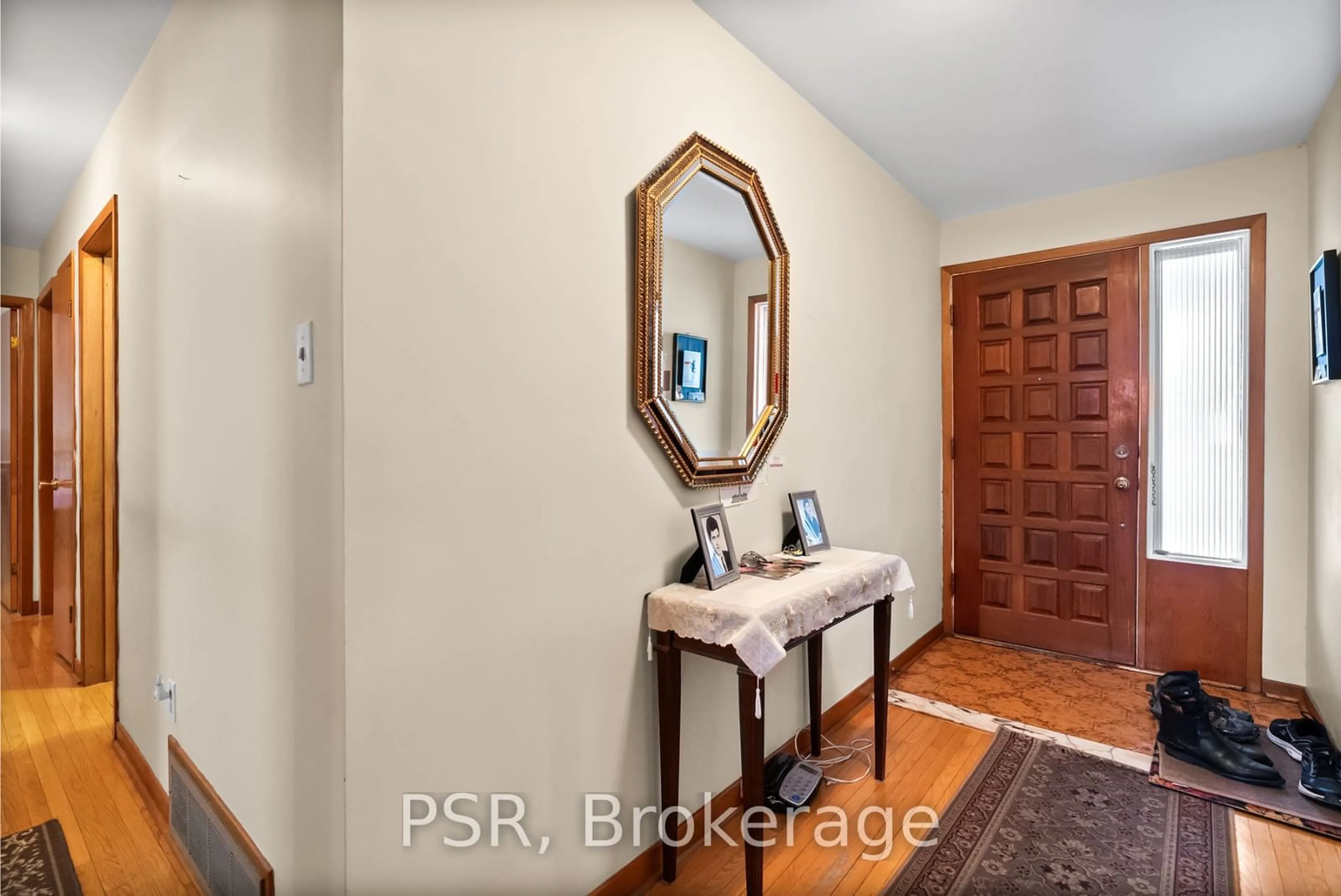 Indoor entryway for 1 Salinger Crt, Toronto Ontario M2J 3R8