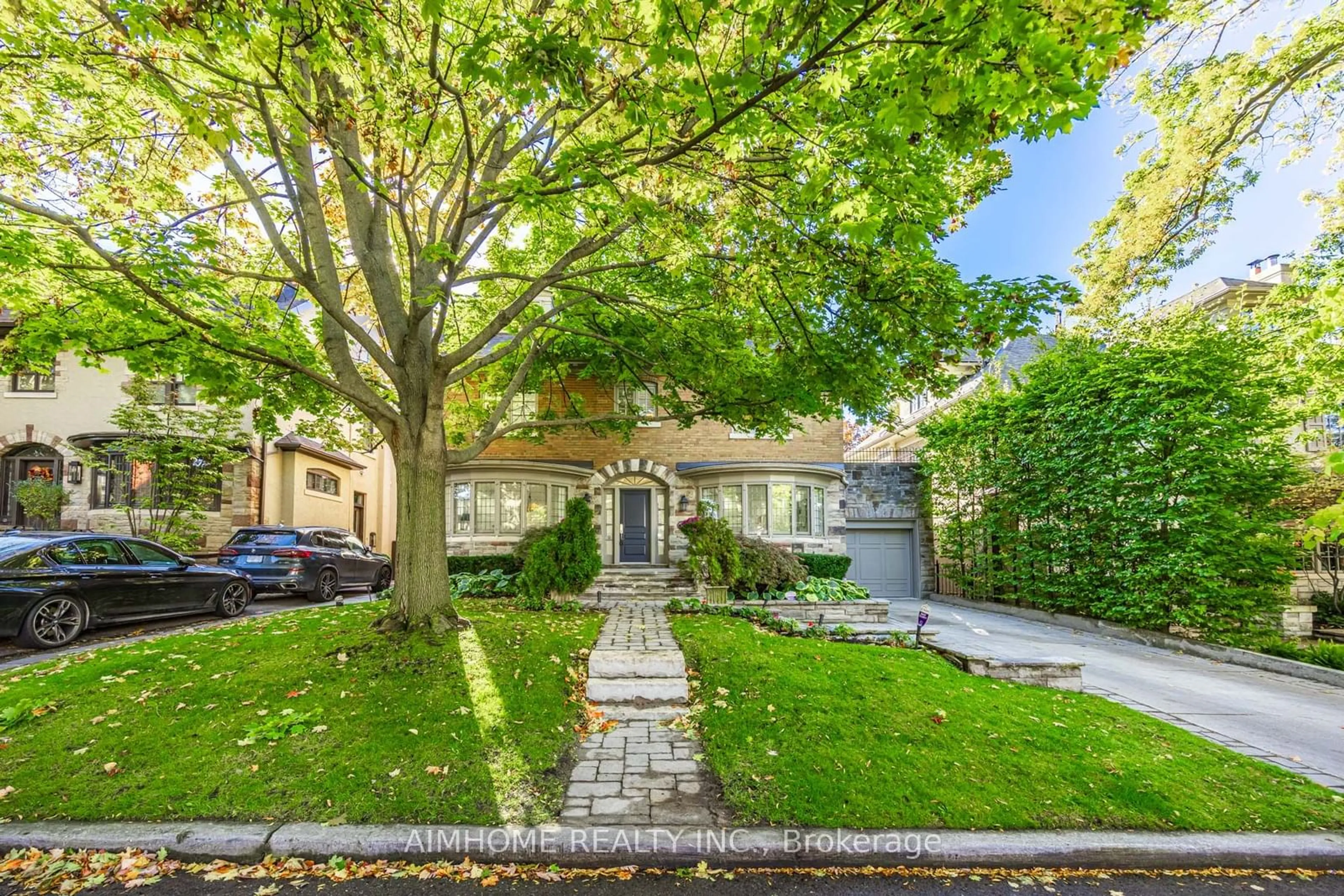 A pic from outside/outdoor area/front of a property/back of a property/a pic from drone, street for 29 Rosedale Heights Dr, Toronto Ontario M4T 1C2