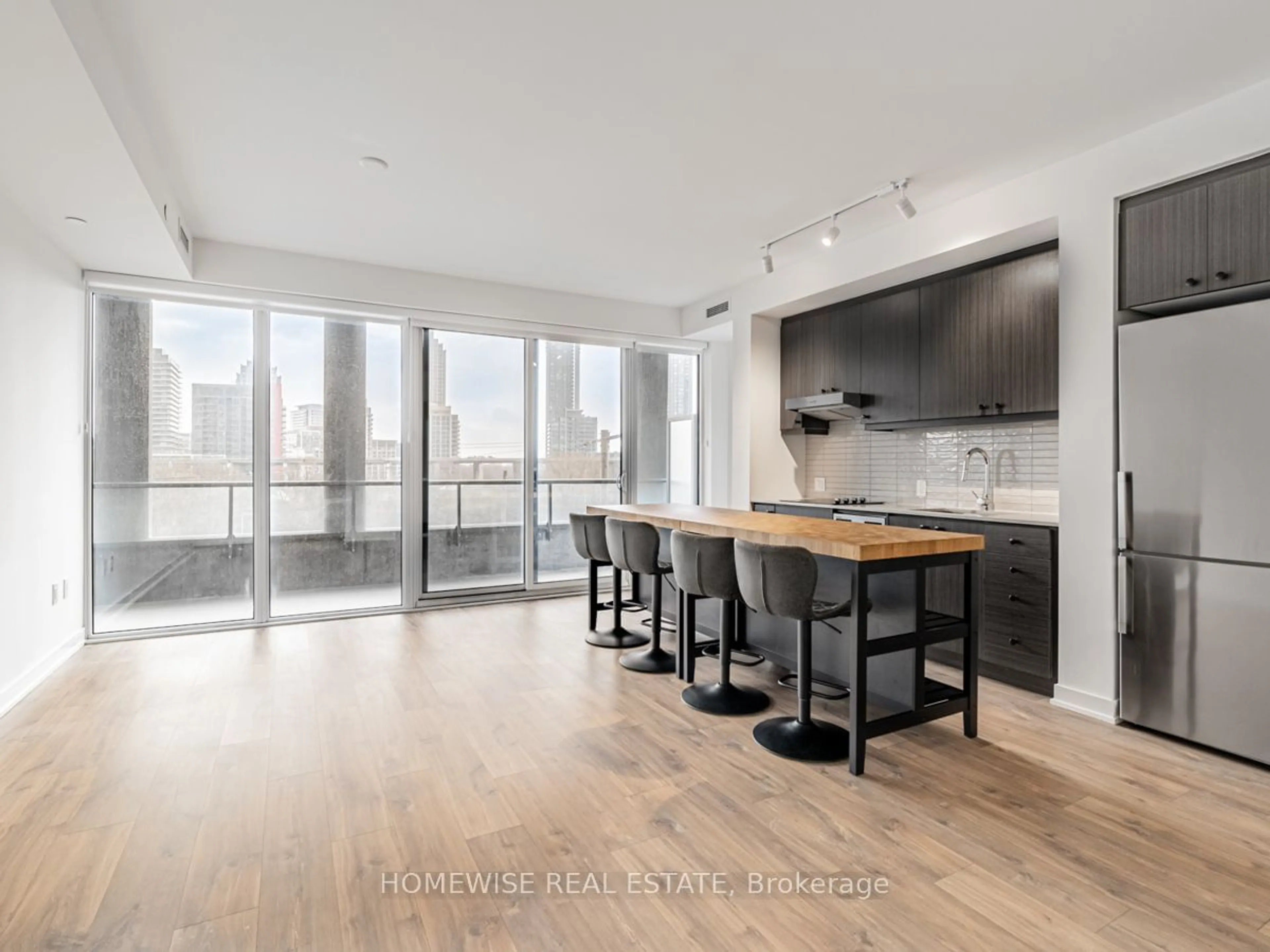 Open concept kitchen, wood/laminate floor for 9 Tecumseth St #319, Toronto Ontario M5V 0S5