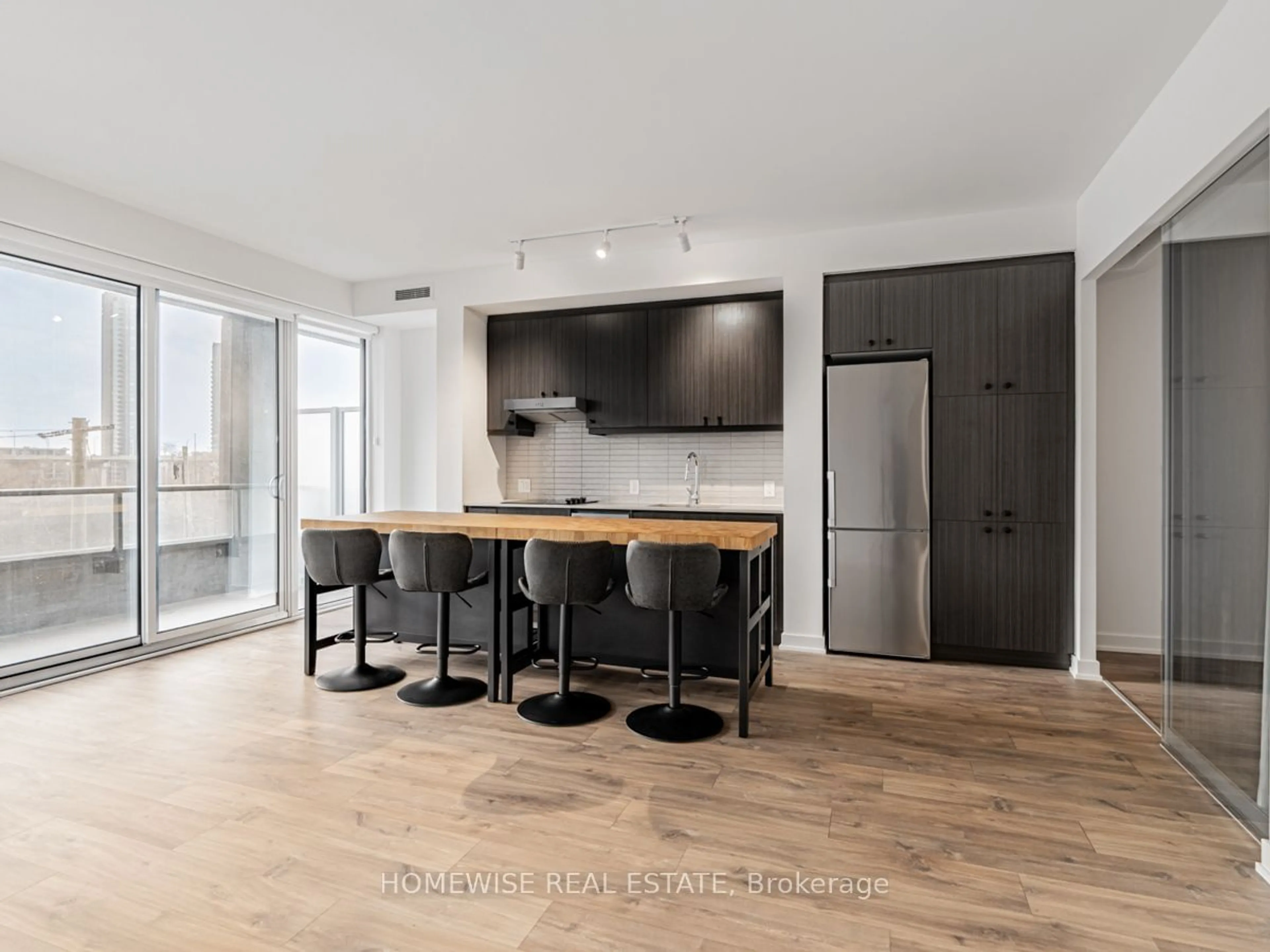 Open concept kitchen, wood/laminate floor for 9 Tecumseth St #319, Toronto Ontario M5V 0S5