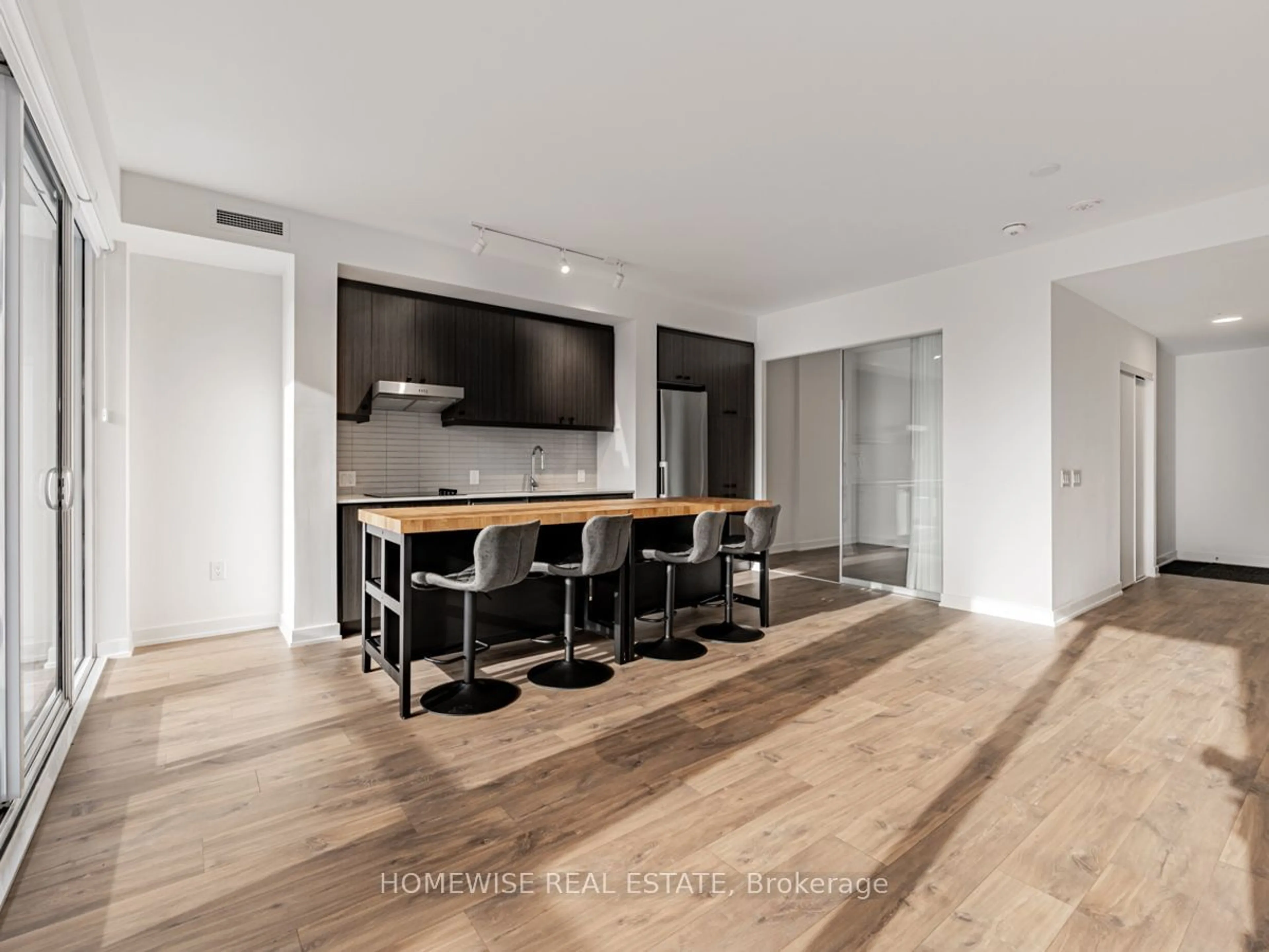 Open concept kitchen, wood/laminate floor for 9 Tecumseth St #319, Toronto Ontario M5V 0S5