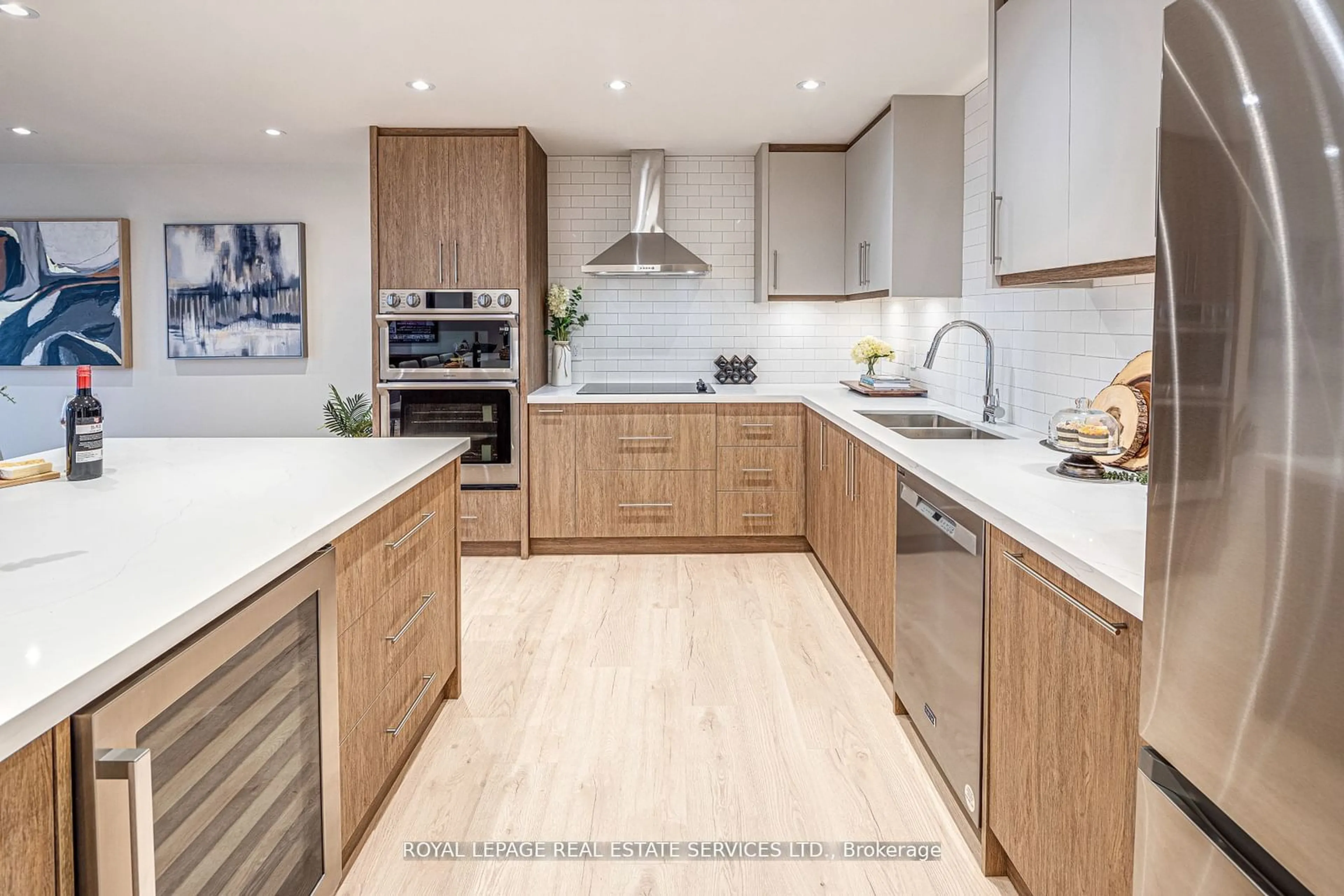 Contemporary kitchen, wood/laminate floor for 175 Cumberland St #2008, Toronto Ontario M5R 3M9