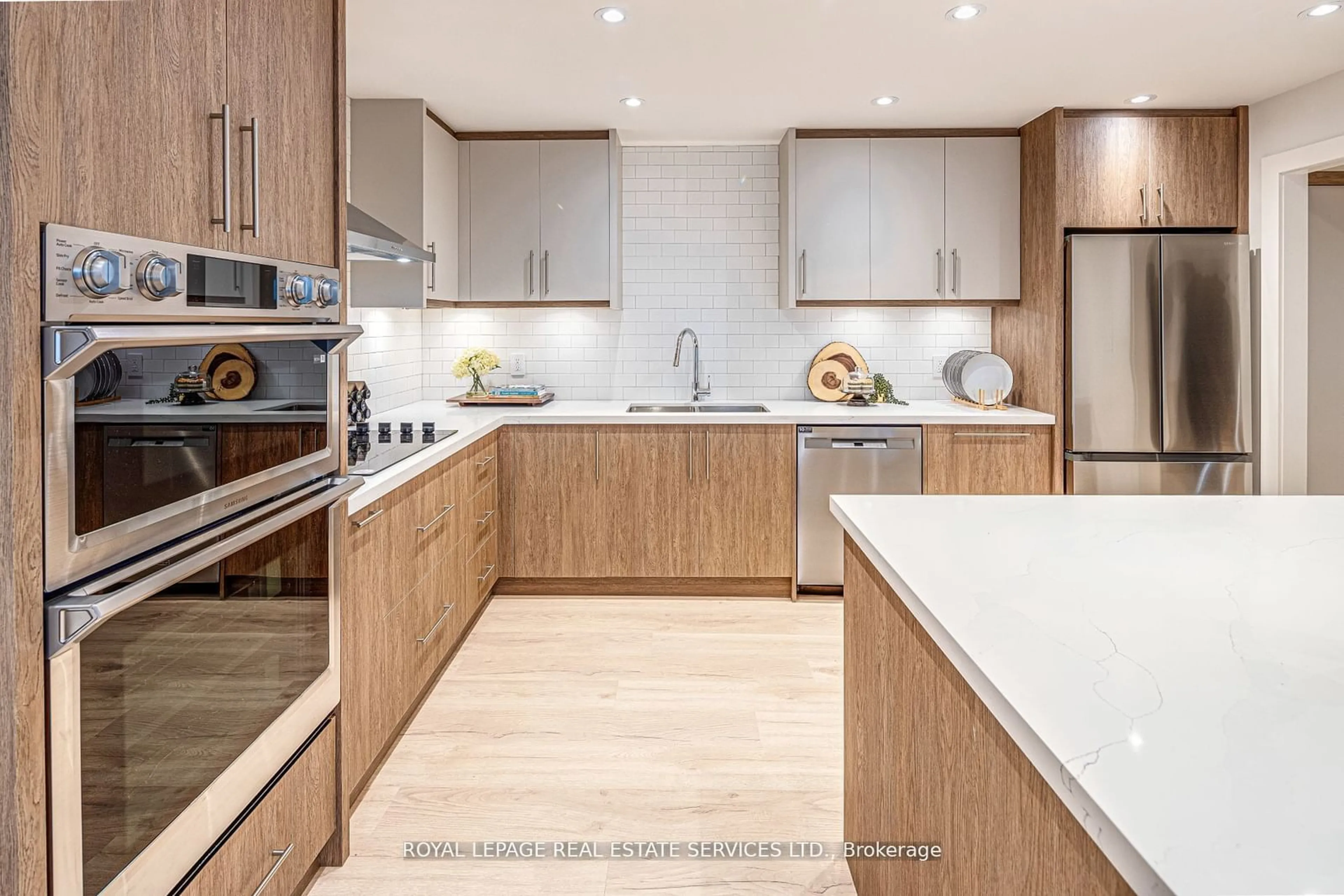 Contemporary kitchen, wood/laminate floor for 175 Cumberland St #2008, Toronto Ontario M5R 3M9