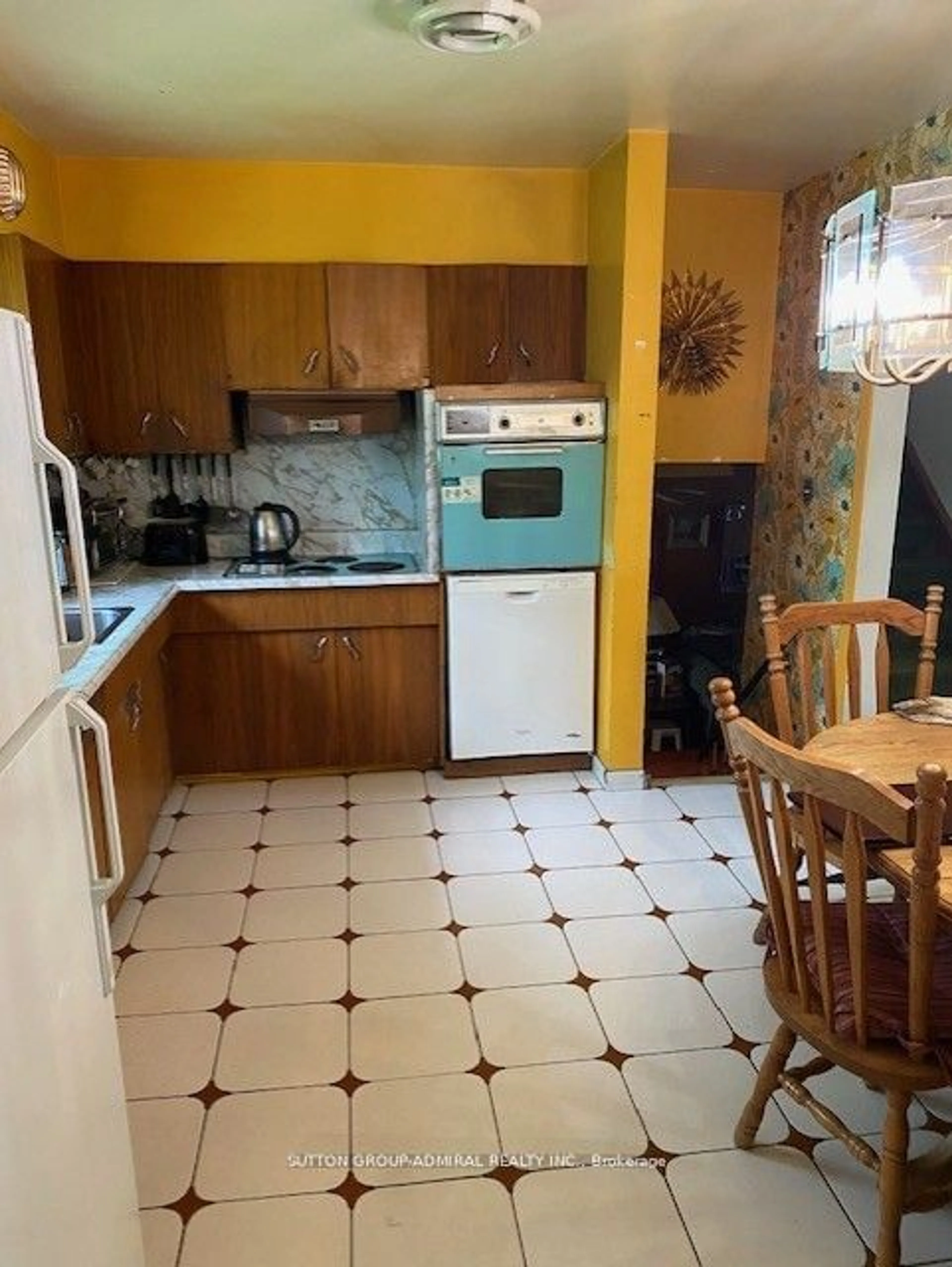 Standard kitchen, ceramic/tile floor for 341 Pleasant Ave, Toronto Ontario M2R 2R3