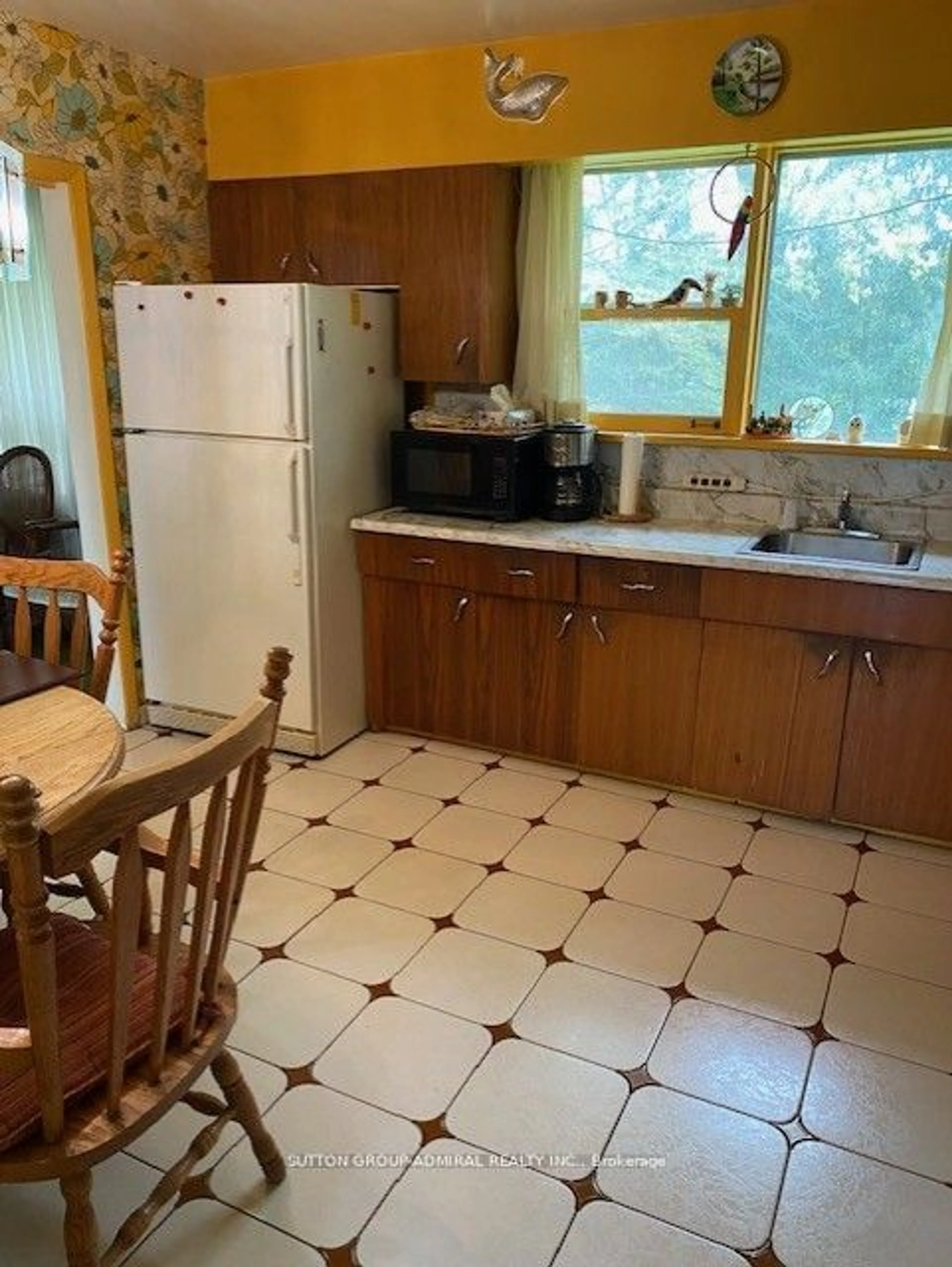 Standard kitchen, ceramic/tile floor for 341 Pleasant Ave, Toronto Ontario M2R 2R3