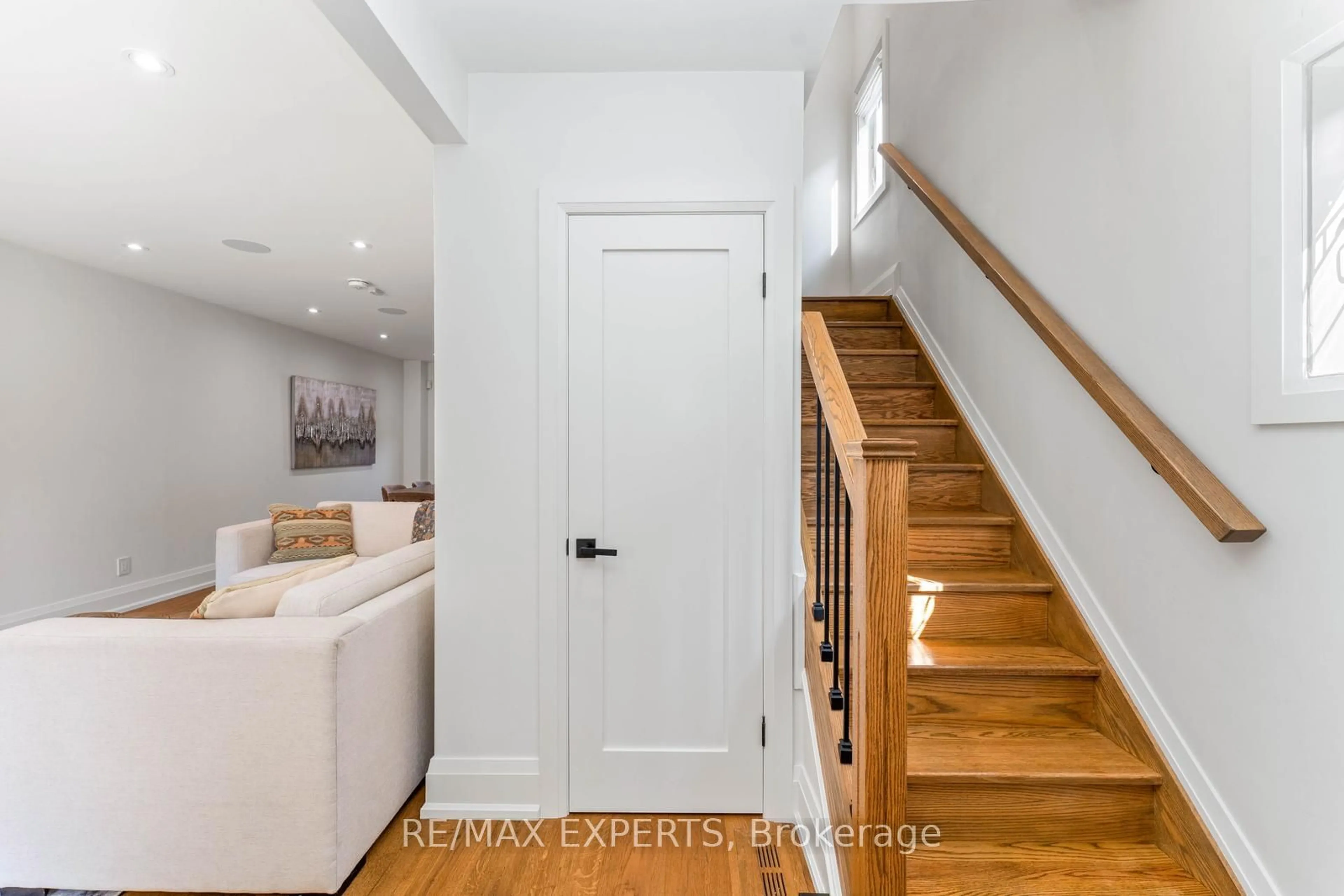 Indoor entryway for 348 Old Orchard Grve, Toronto Ontario M5M 2E8