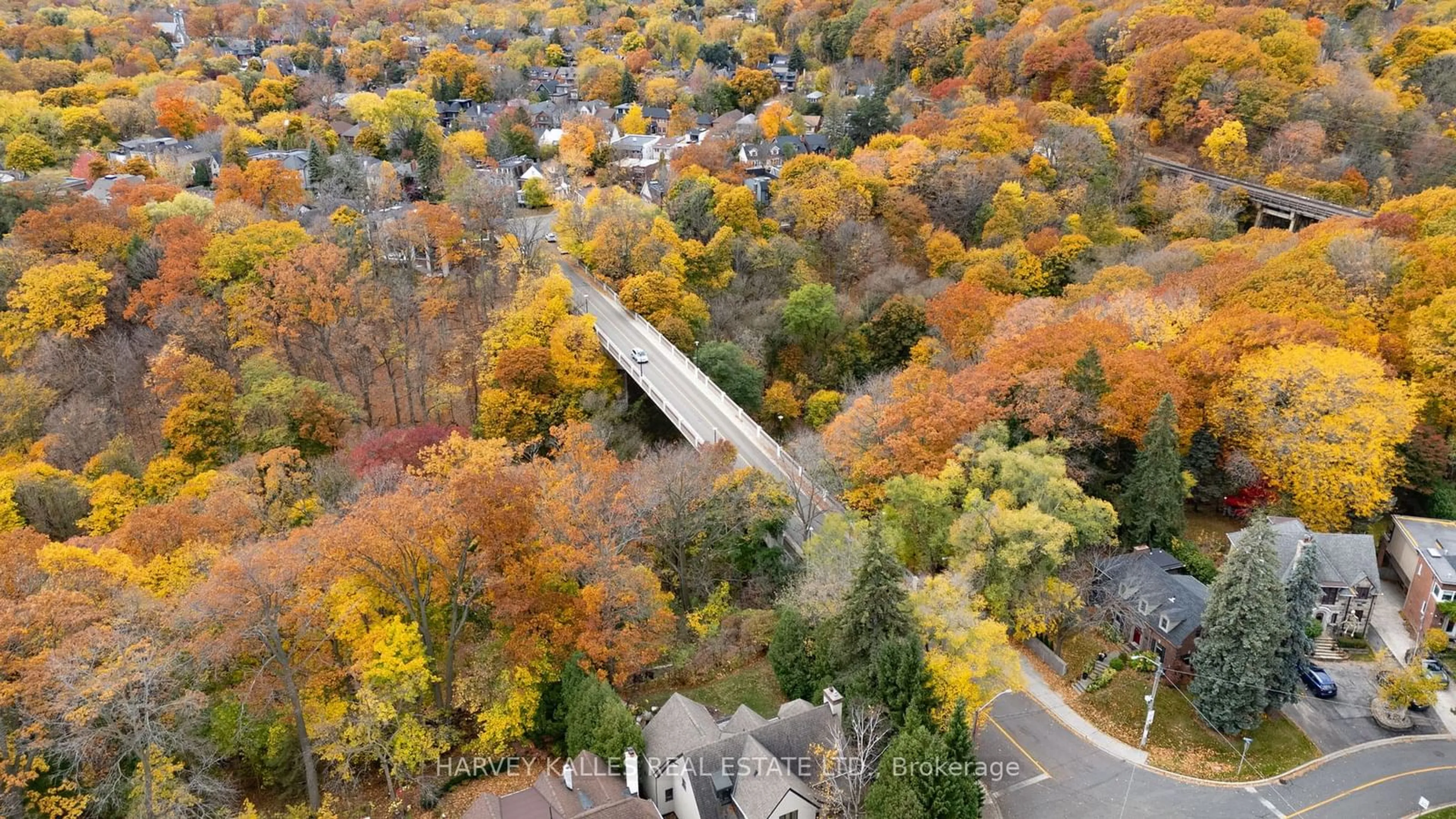 A pic from outside/outdoor area/front of a property/back of a property/a pic from drone, street for 4 Douglas Cres, Toronto Ontario M4W 2E7